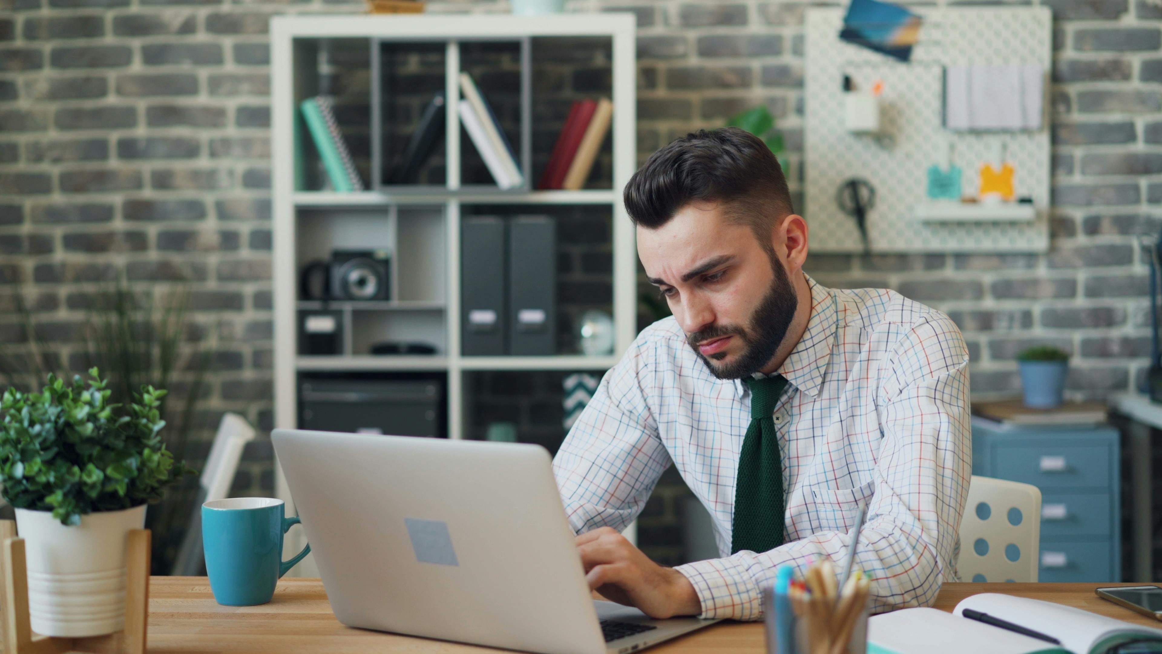 Uma mulher trabalhando em um laptop | Fonte: Pexels