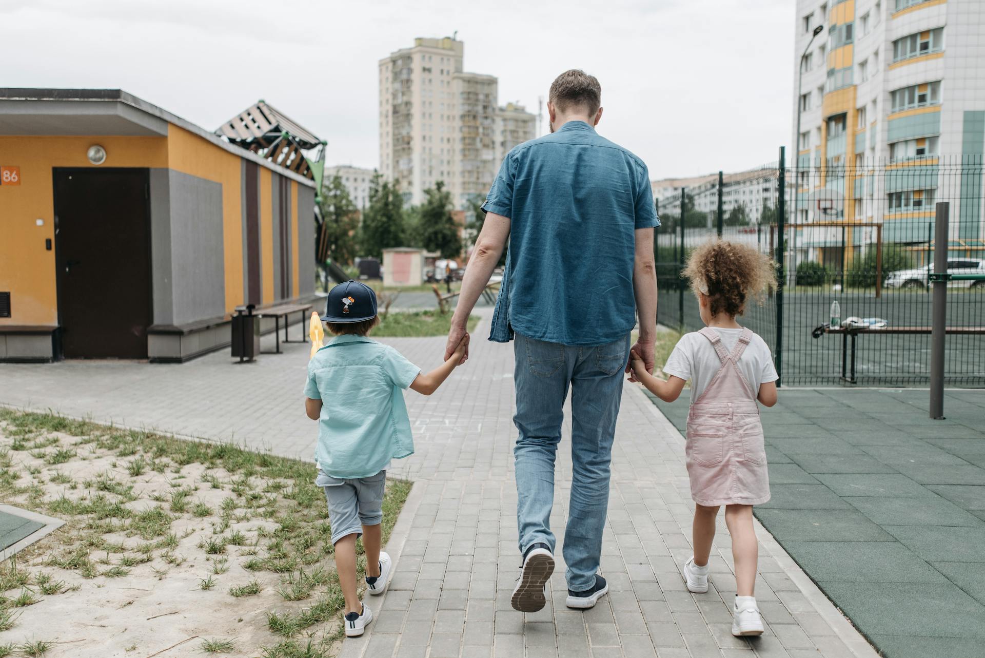 A man walking with his children | Source: Pexels