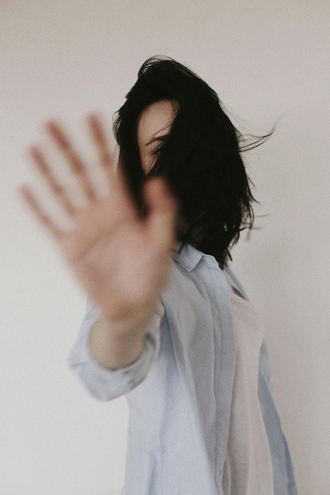 A woman waving her hand | Source: Pexels