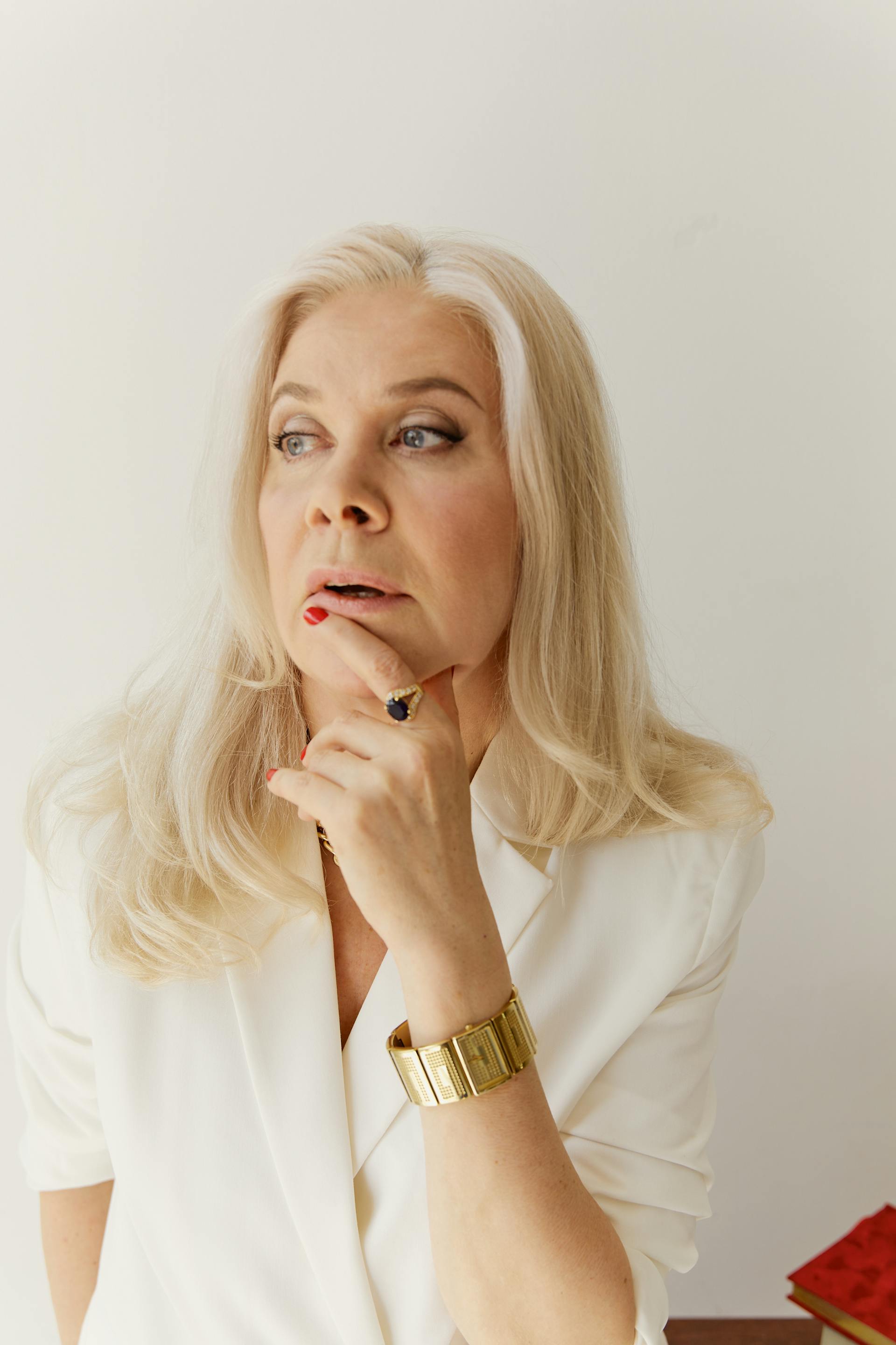 A woman staring at someone | Source: Pexels