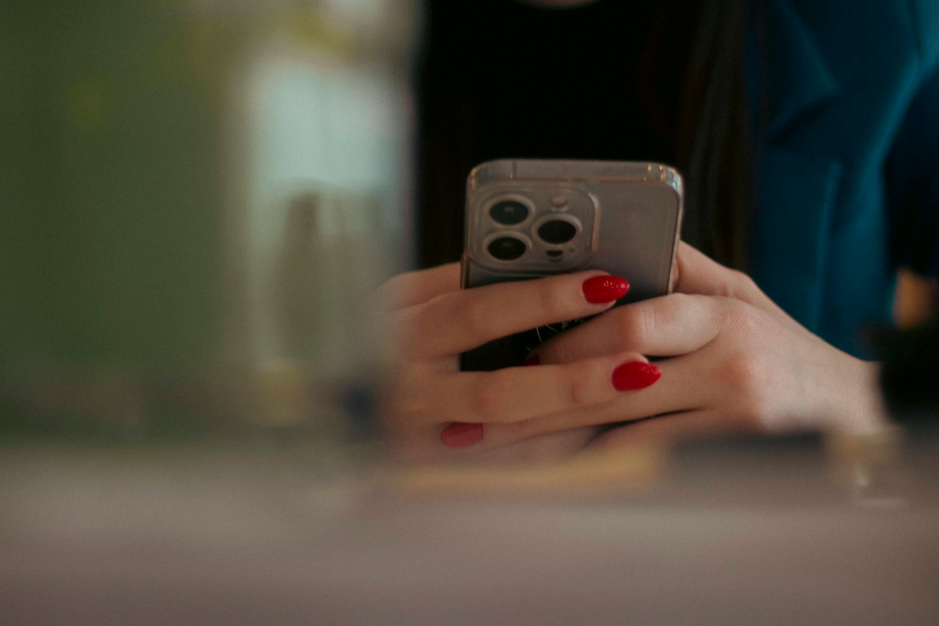A woman using her phone | Source: Pexels
