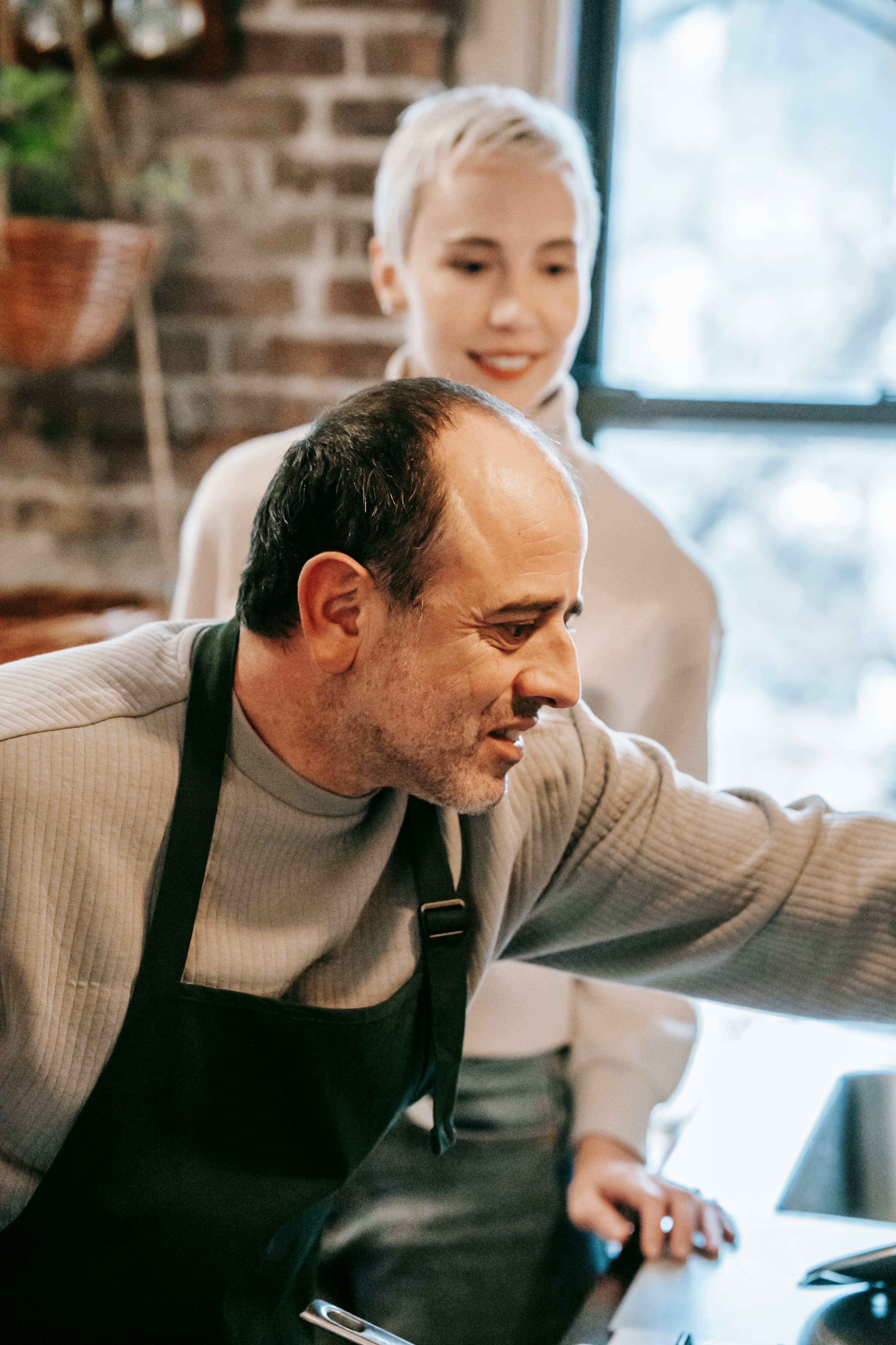 Middle-aged couple cooking | Source: Pexels