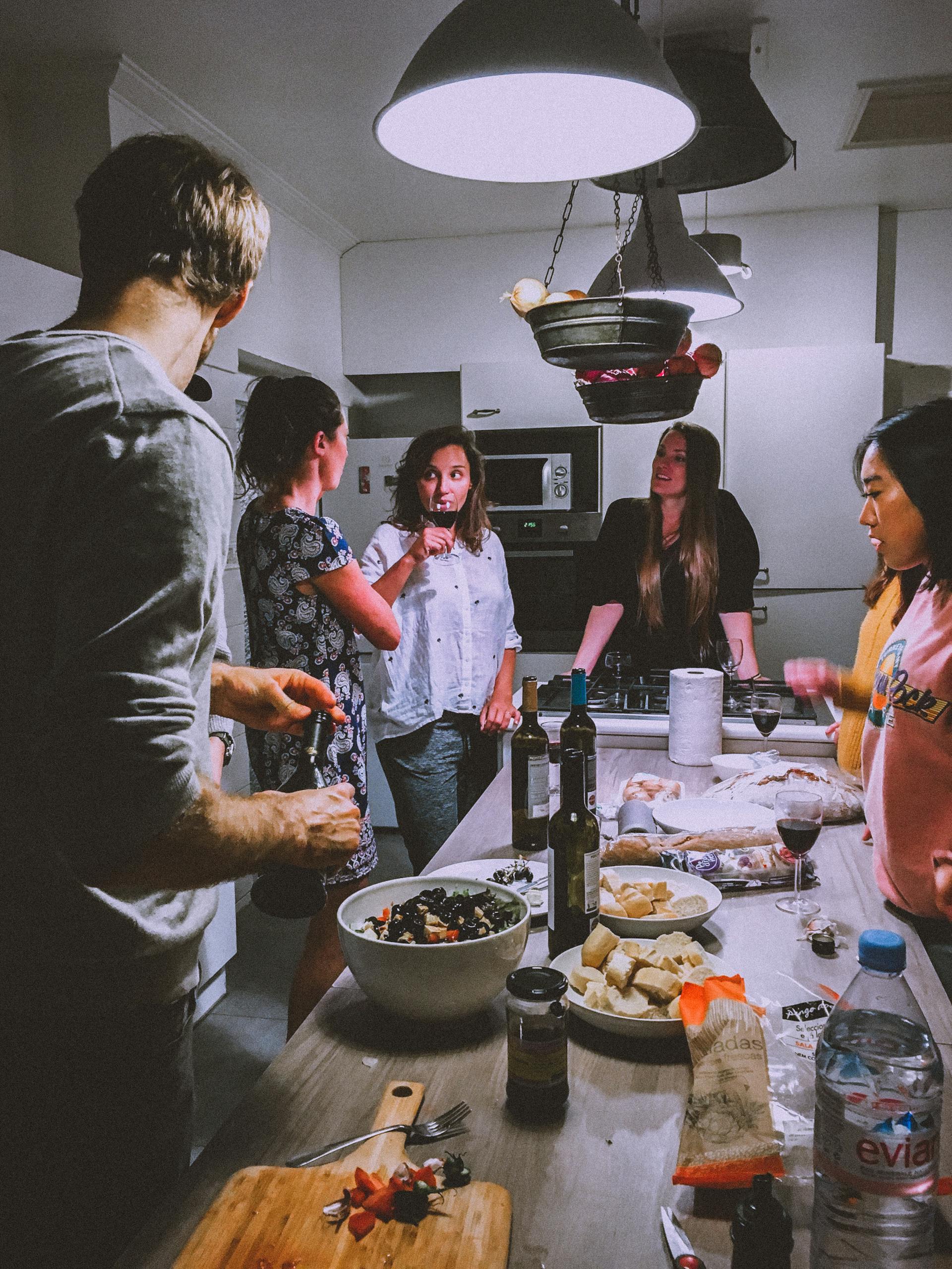 Pessoas reunidas em uma cozinha | Fonte: Pexels