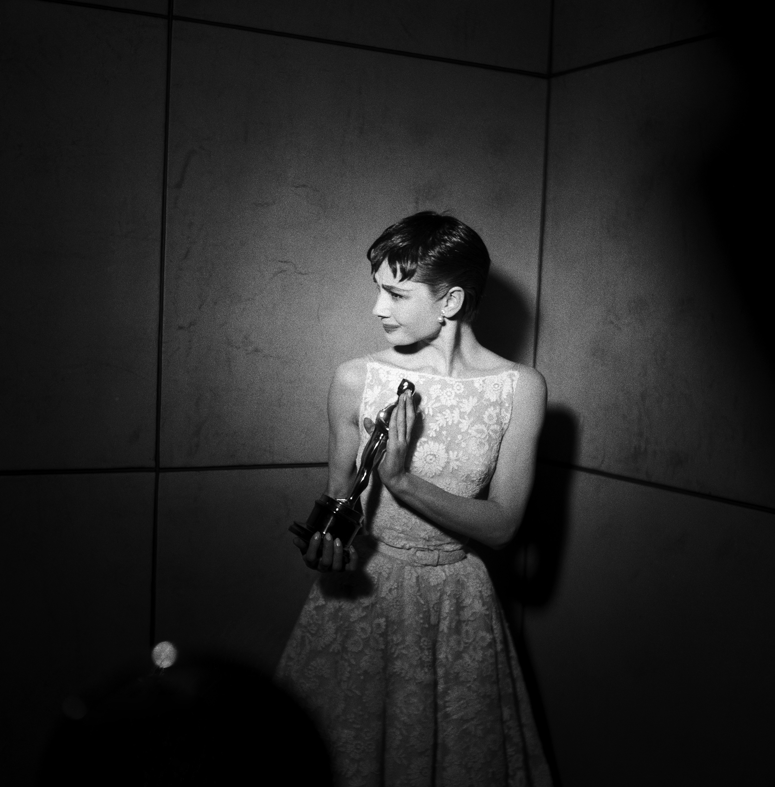 Best Actress winner Audrey Hepburn for "Roman Holiday" during the 26th Annual Academy Awards on March 25, 1954 held at the NBC Century Theatre in New York City. | Source: Getty Images