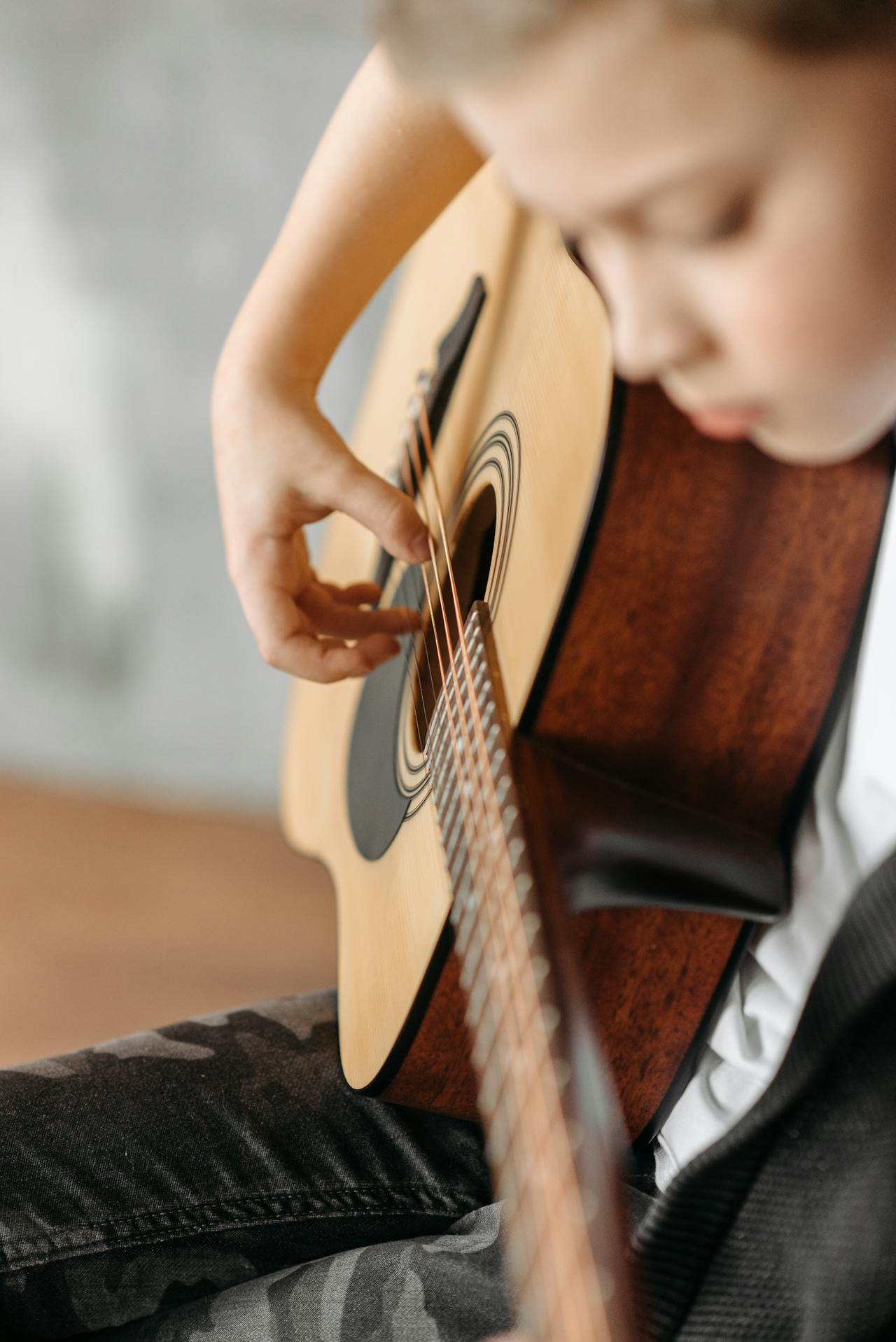 A boy playing a guitar | Source: Pexels