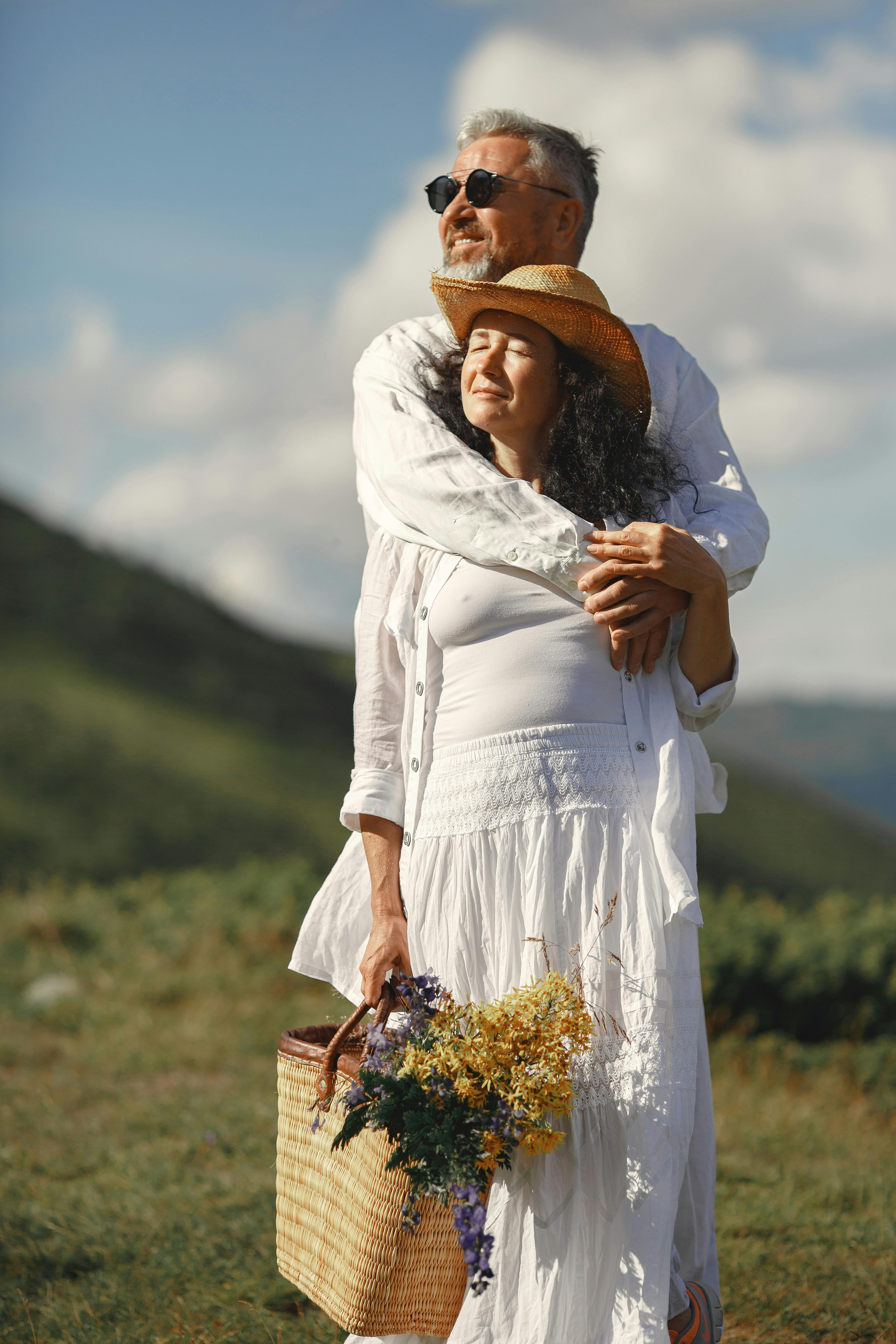 An older couple embracing | Source: Pexels