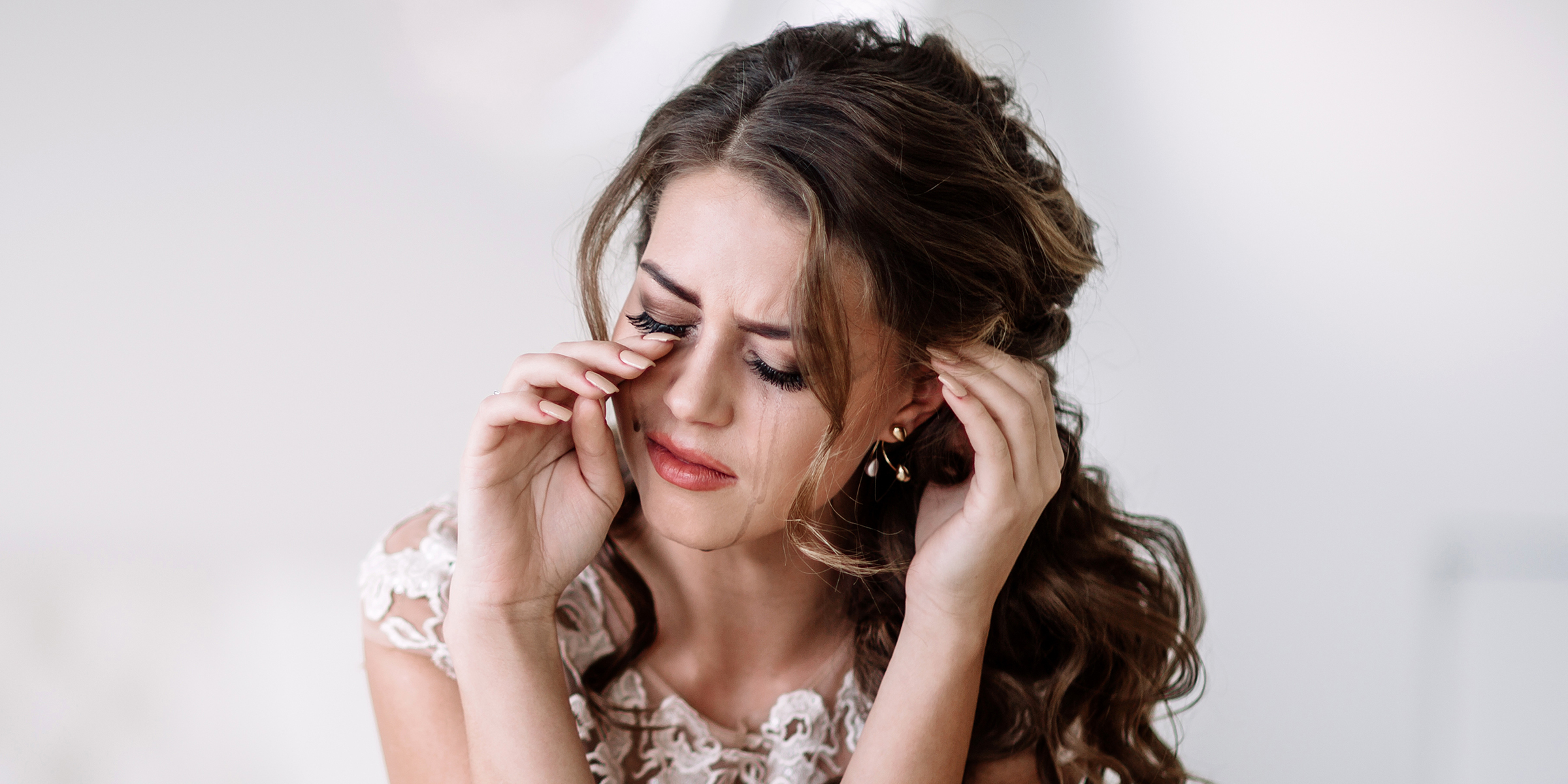 A crying bride | Source: Shutterstock