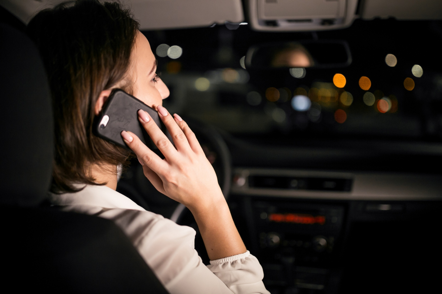 A woman talking on the phone while driving | Source: Freepik