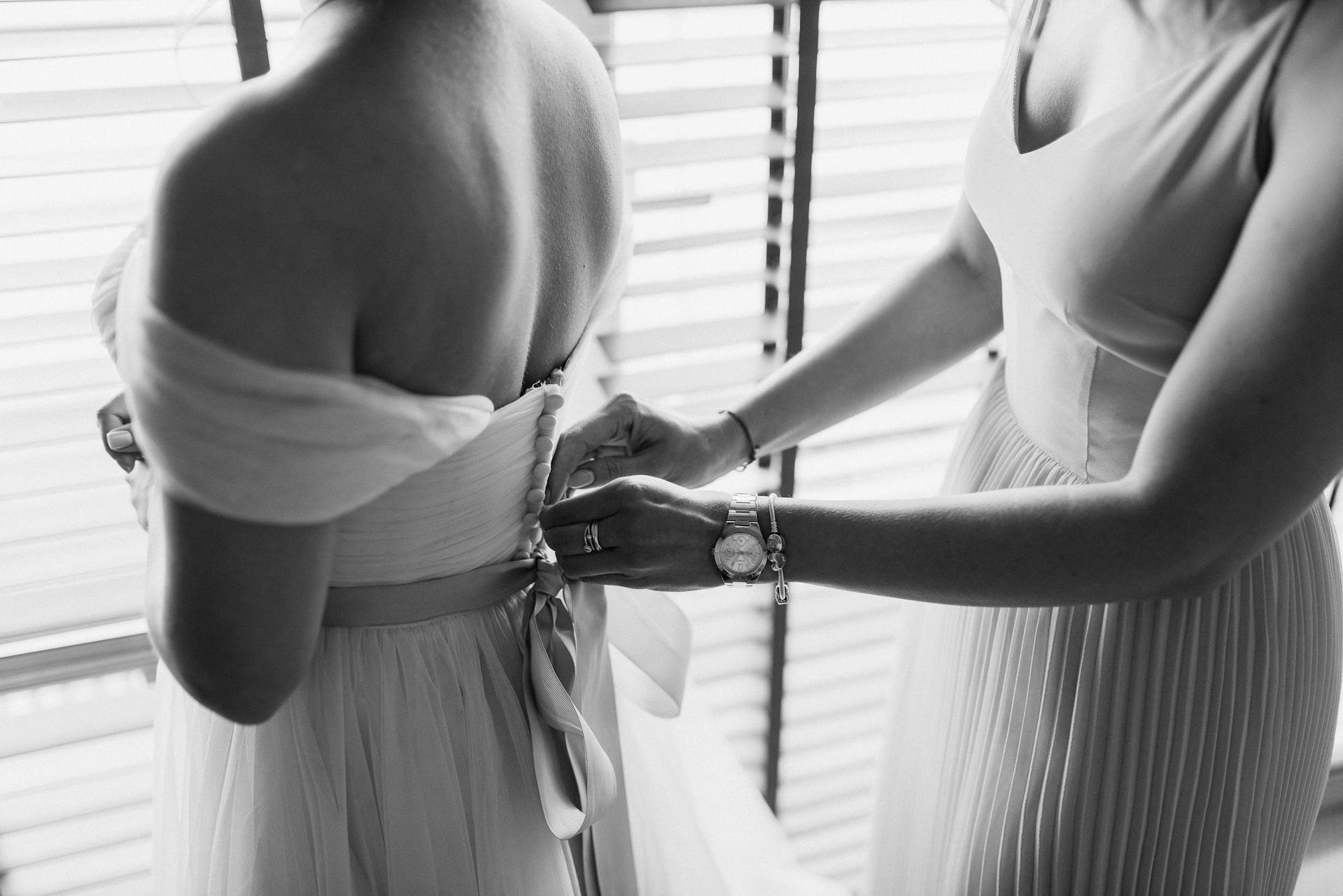 Madrinhas experimentando vestidos | Fonte: Pexels