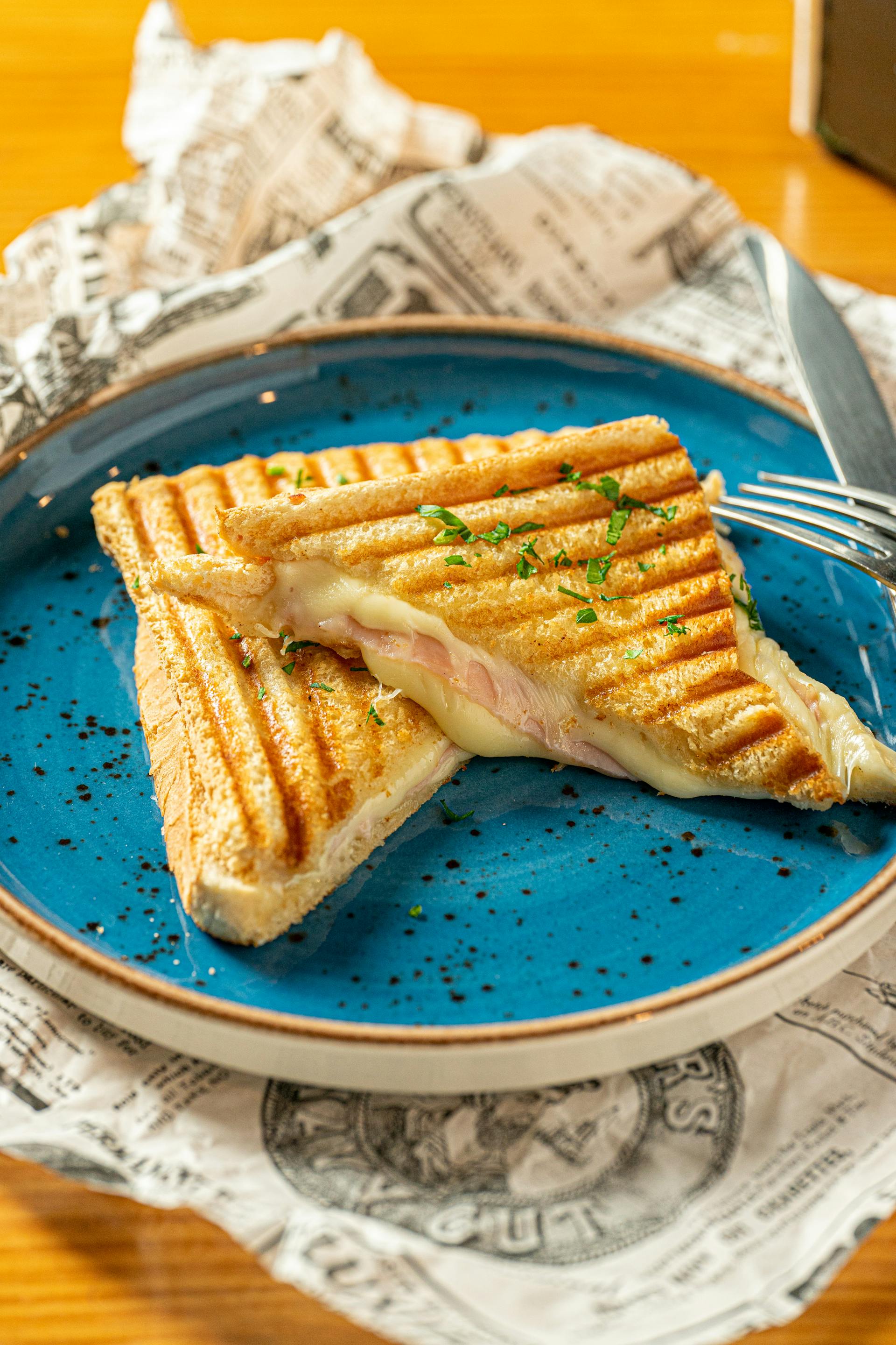 Grilled cheese with ham | Source: Pexels