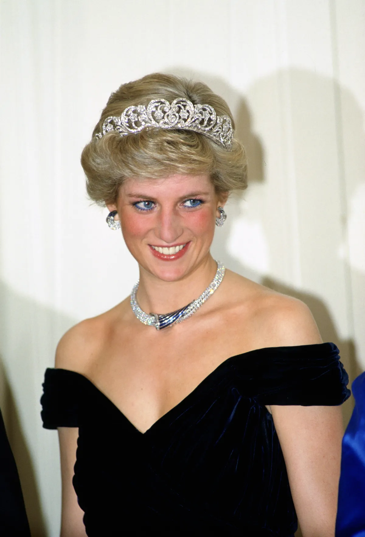 Diana, Princess of Wales wears a sapphire and diamond necklace, which was a gift from the Sultan of Oman, and the Spencer Tiara with a dress designed by Victor Edelstein to a banquet in Bonn, Germany on November 2, 1987. | Source: Getty Images