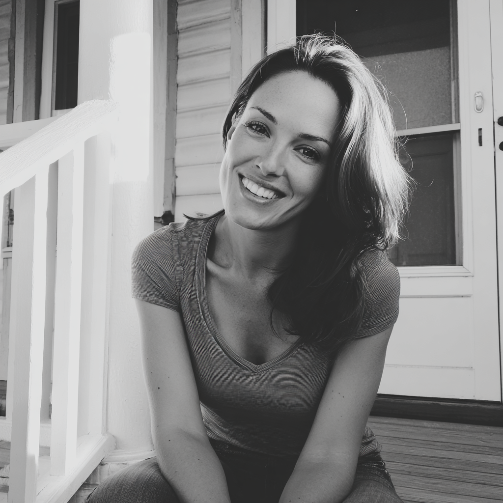 A smiling woman sitting on a porch | Source: Midjourney