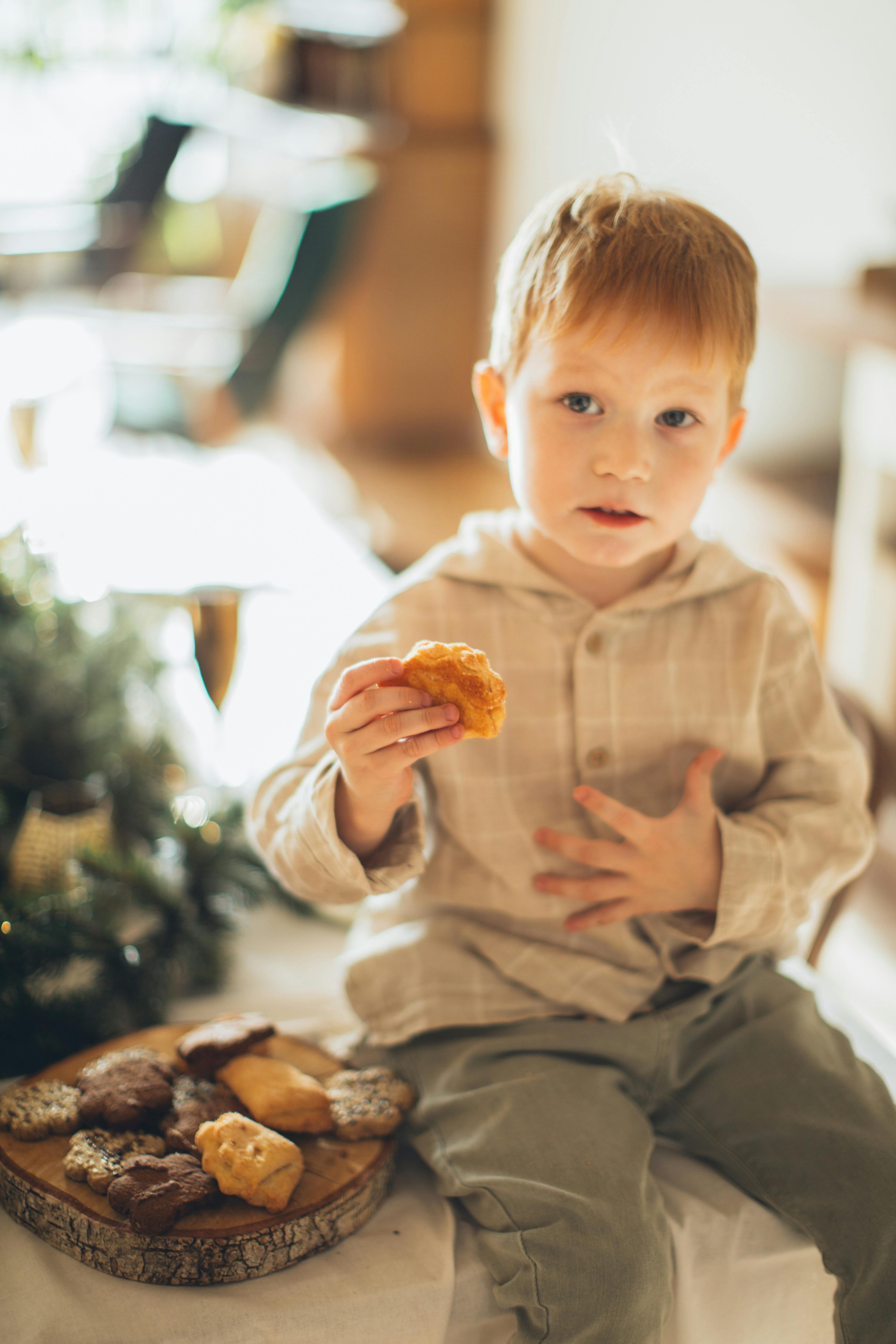 A boy eating cookies | Source: Pexels