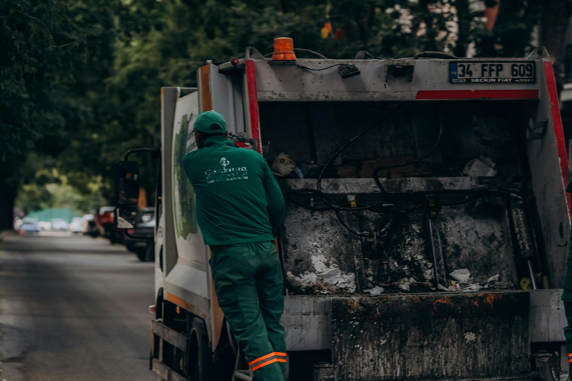 Un camión de basura en la calle | Fuente: Pexels