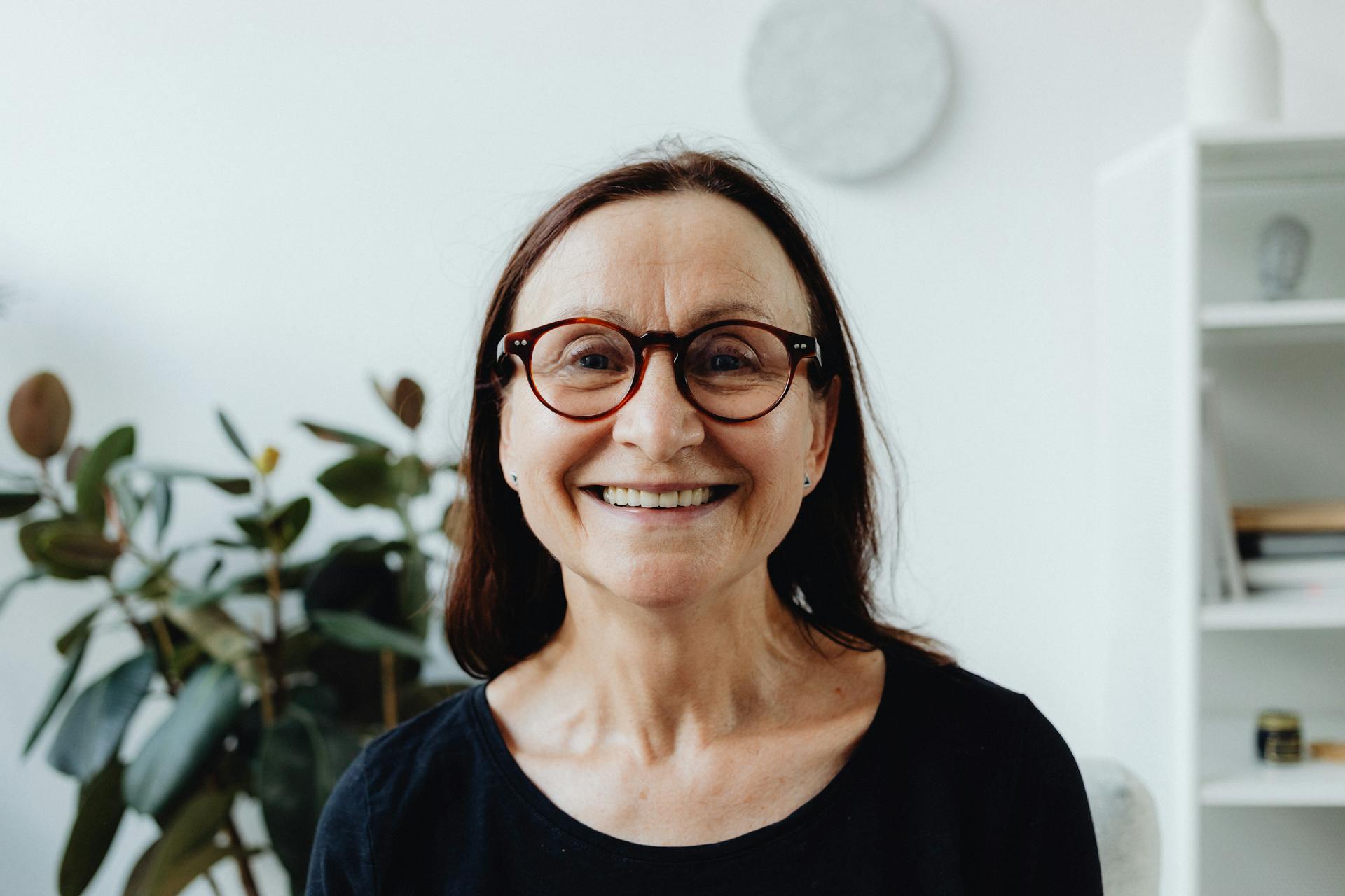 An elderly woman smiling | Source: Pexels