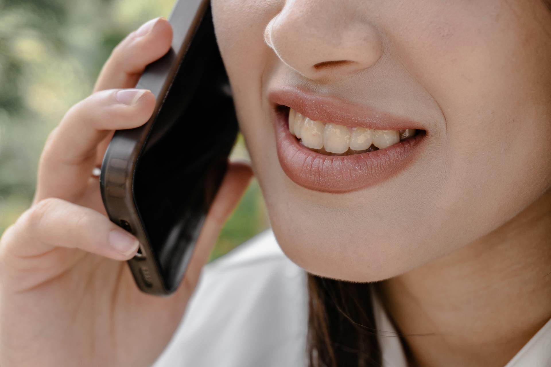 Uma mulher falando ao telefone | Fonte: Pexels
