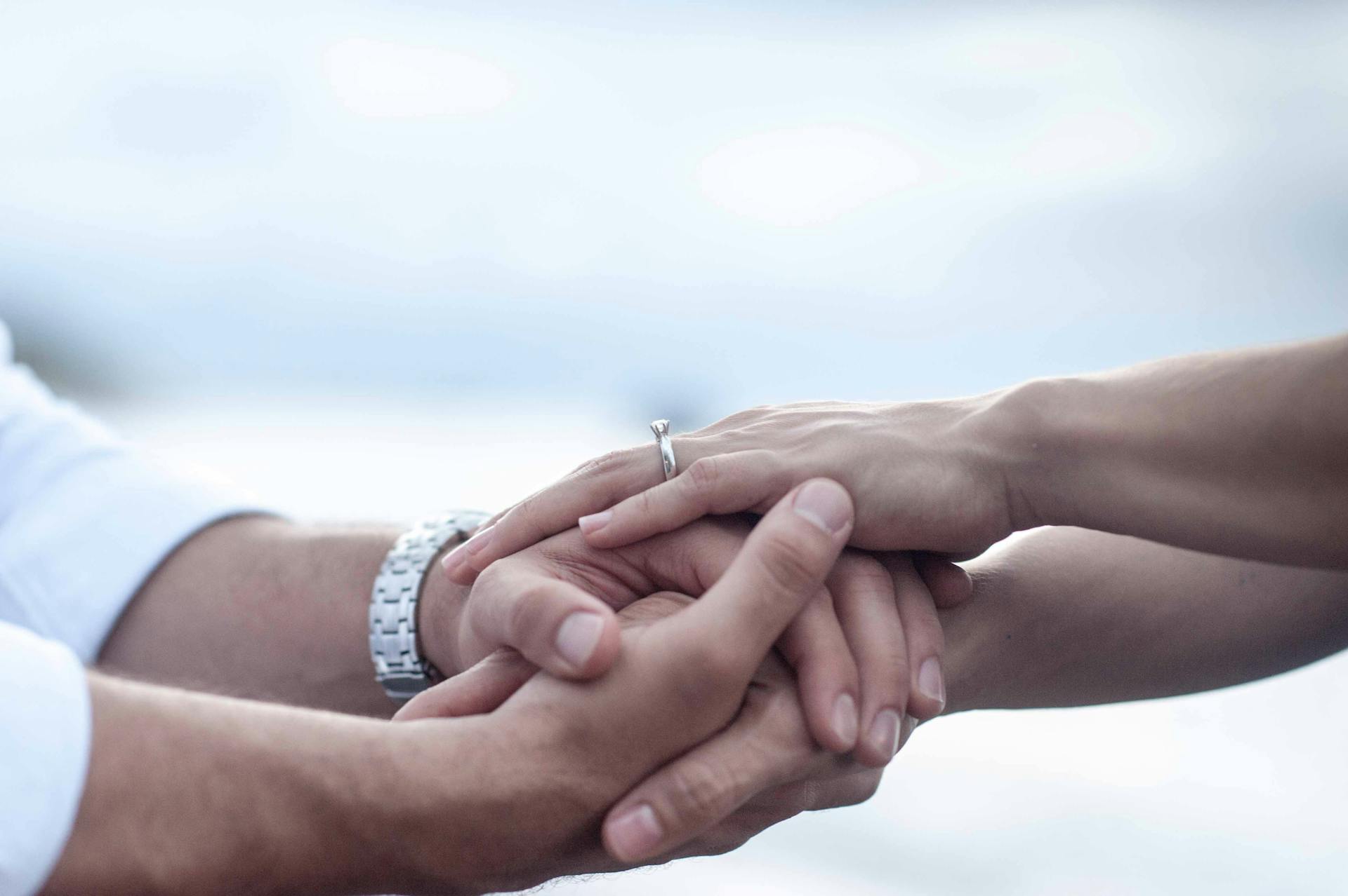 Couple holding hands | Source: Pexels