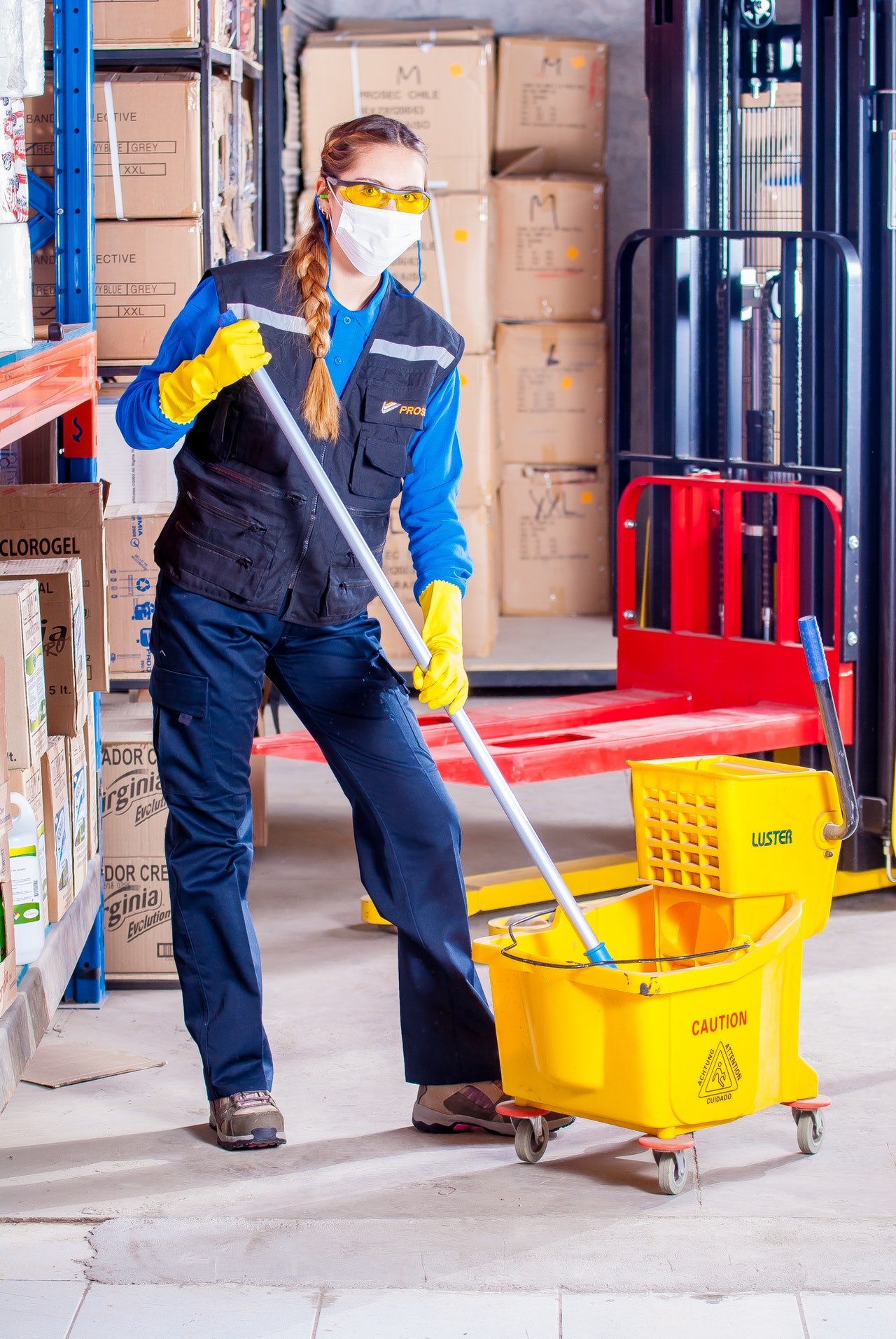 The cleaning lady at the station approached him and offered to help. | Source: Pexels