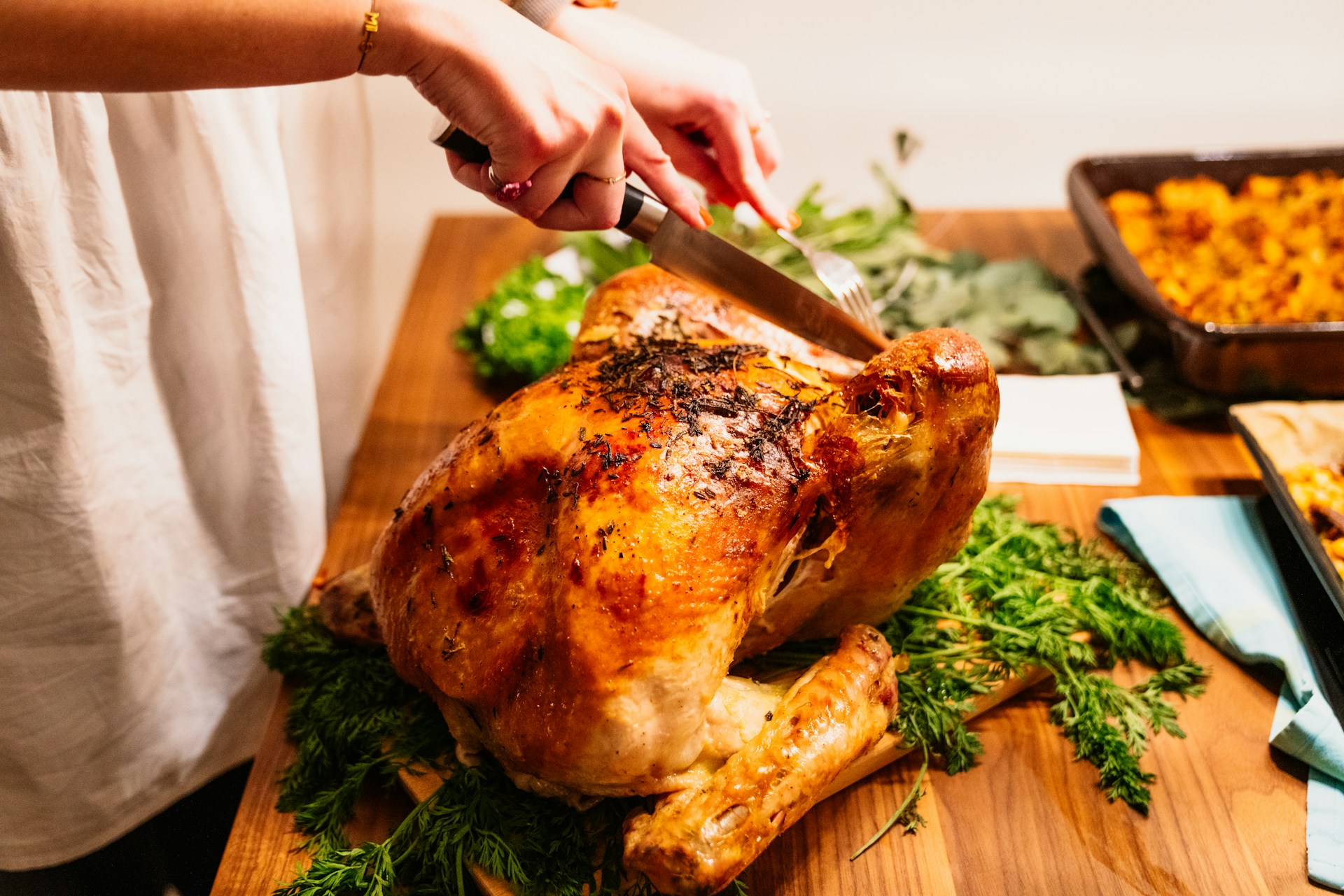 A woman slicing a turkey | Source: Unsplash