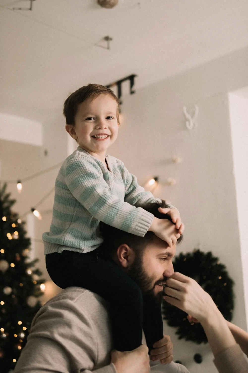 A man carrying a toddler | Source: Pexels