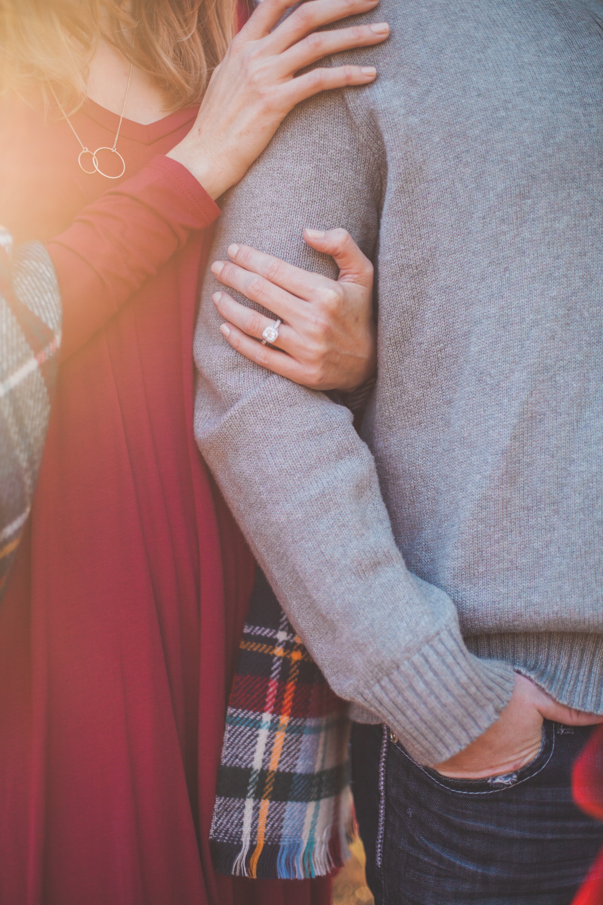 A couple linking their arms | Source: Pexels