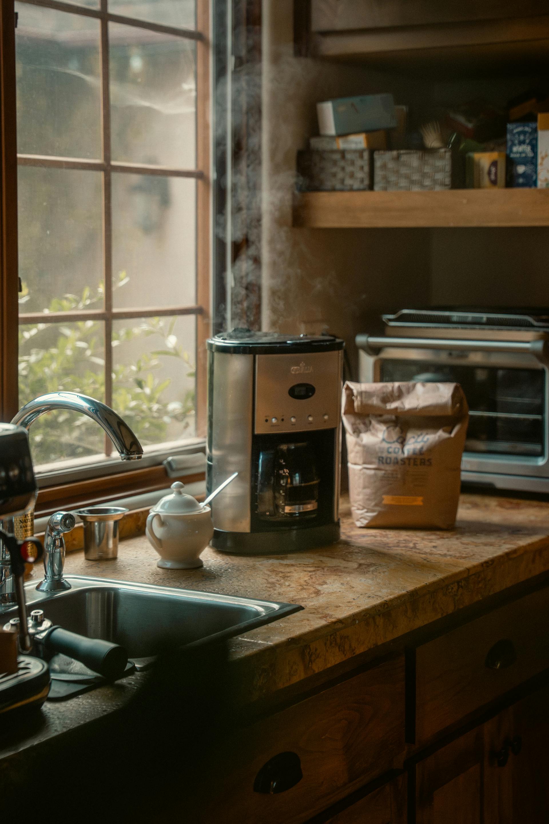 Morning light shining through a kitchen window | Source: Pexels