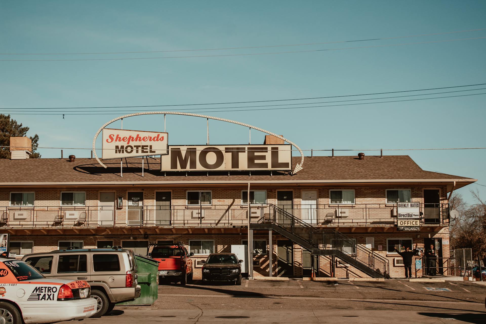 Cars parked outside a motel | Source: Pexels