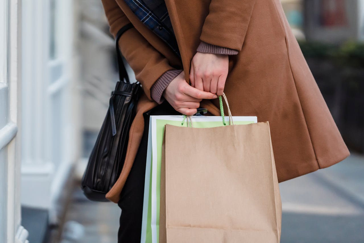 Une femme tenant des sacs de courses | Source : Pexels