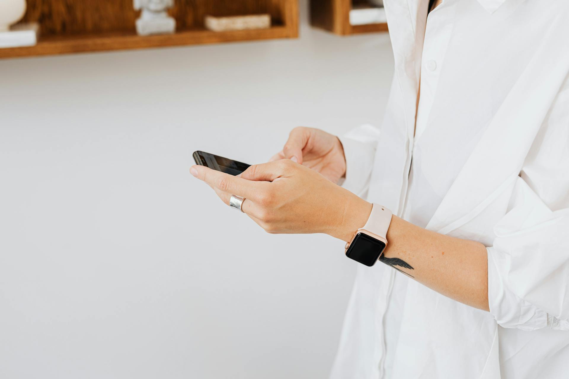 A woman using her phone | Source: Pexels