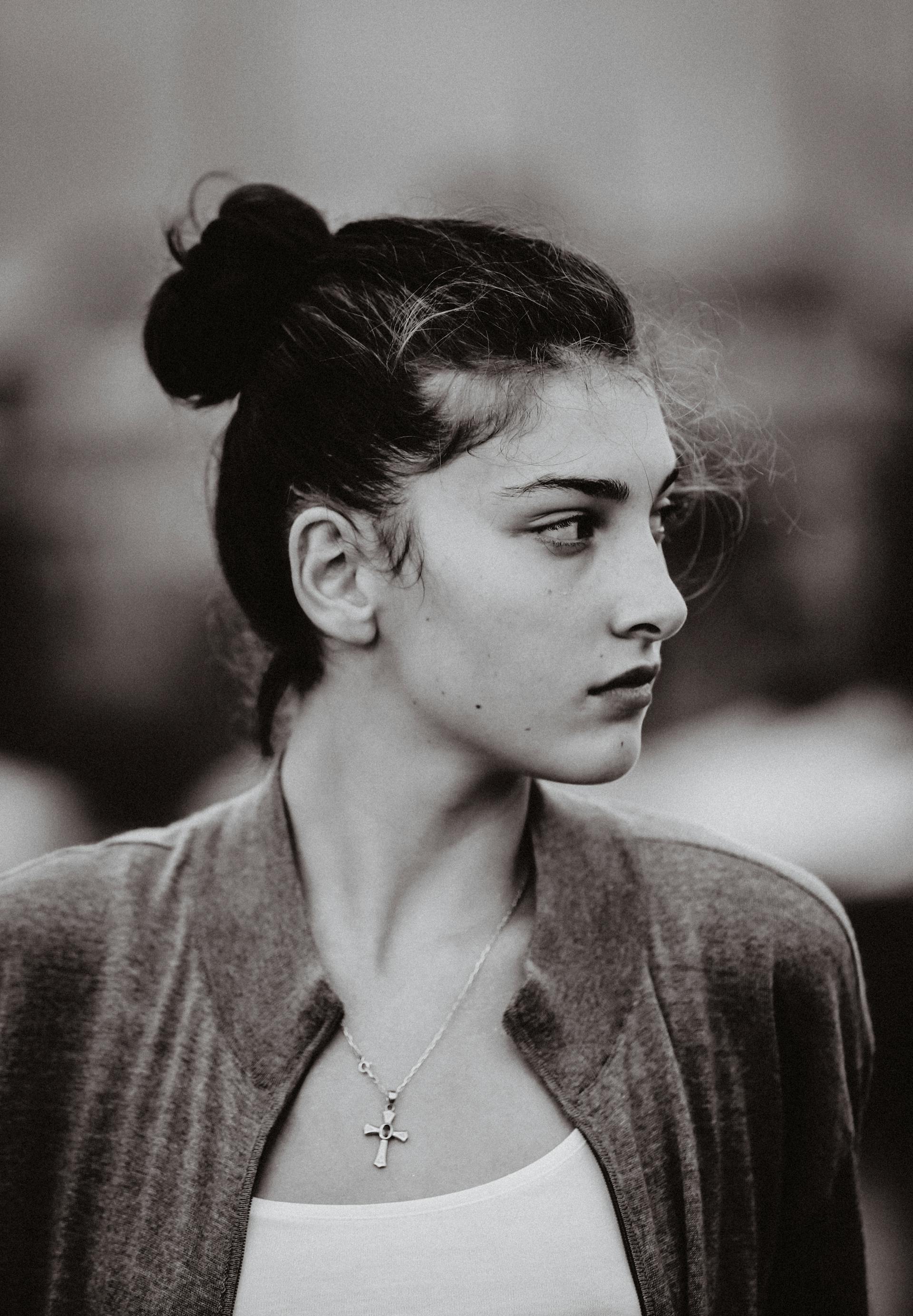 A woman staring suspiciously at someone | Source: Pexels