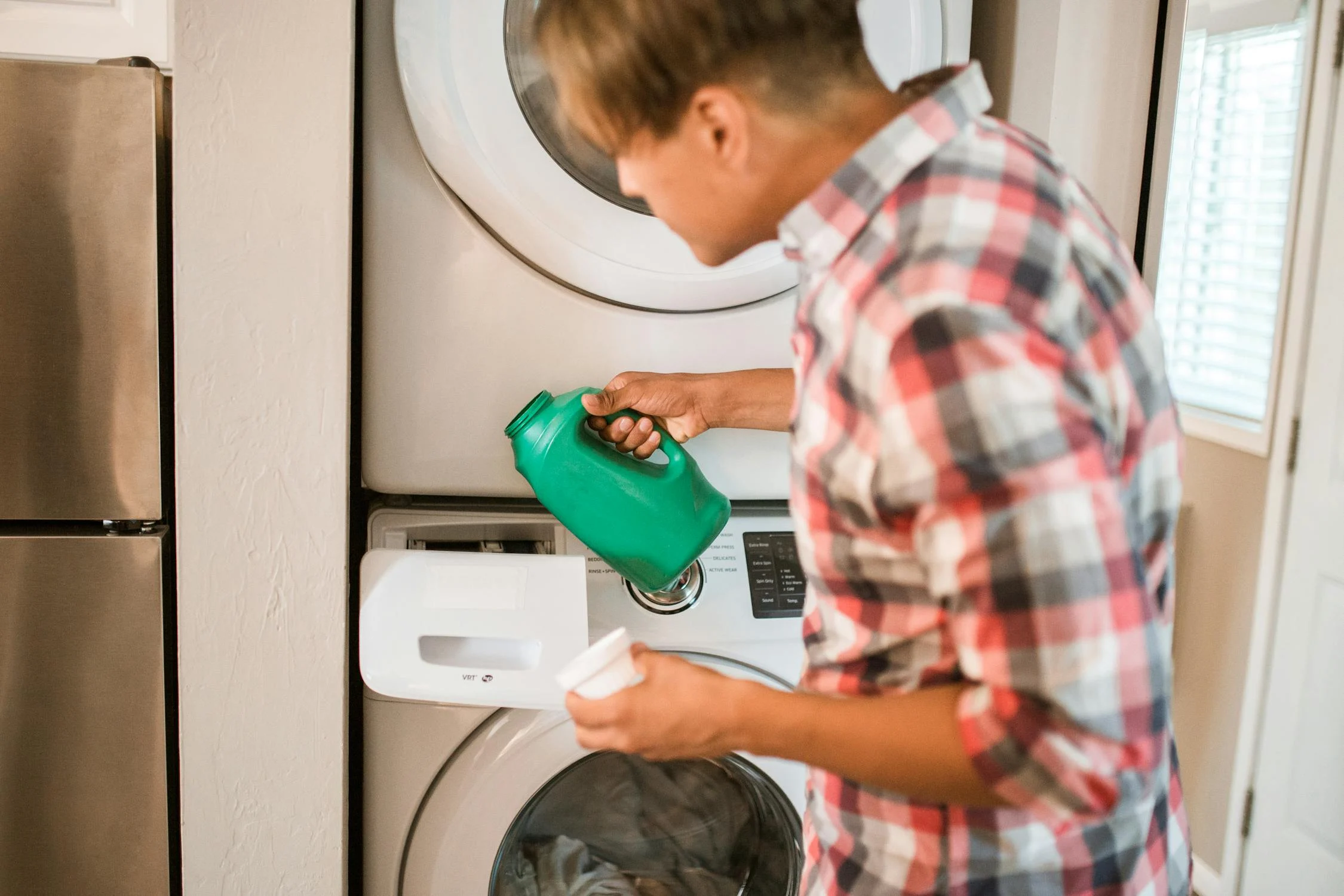 A man doing laundry | Source: Pexels