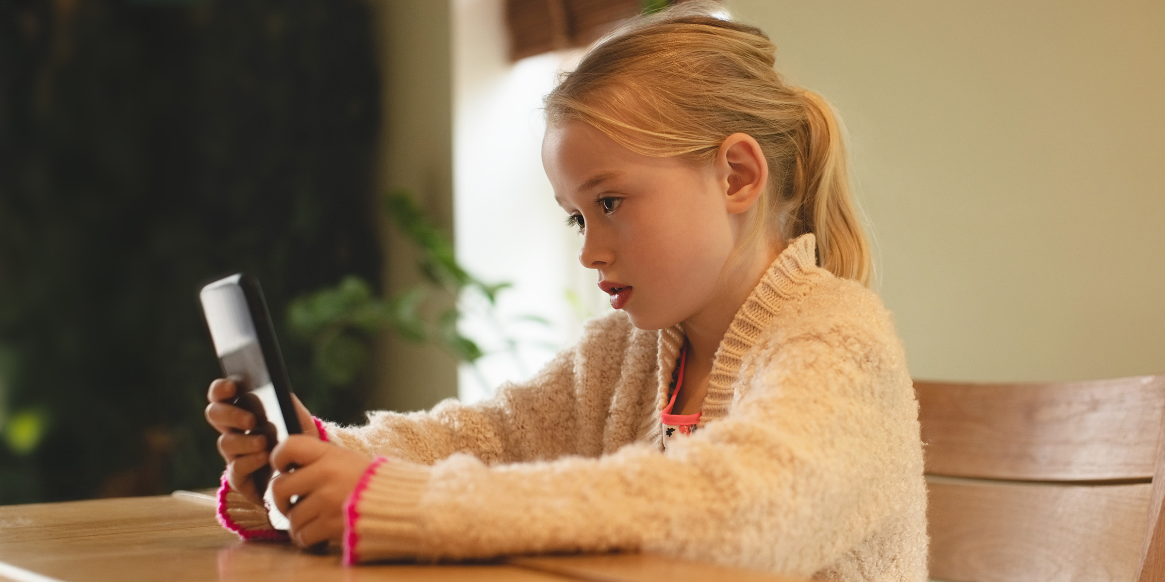 A girl holding a phone | Source: Freepik/wavebreakmedia_micro