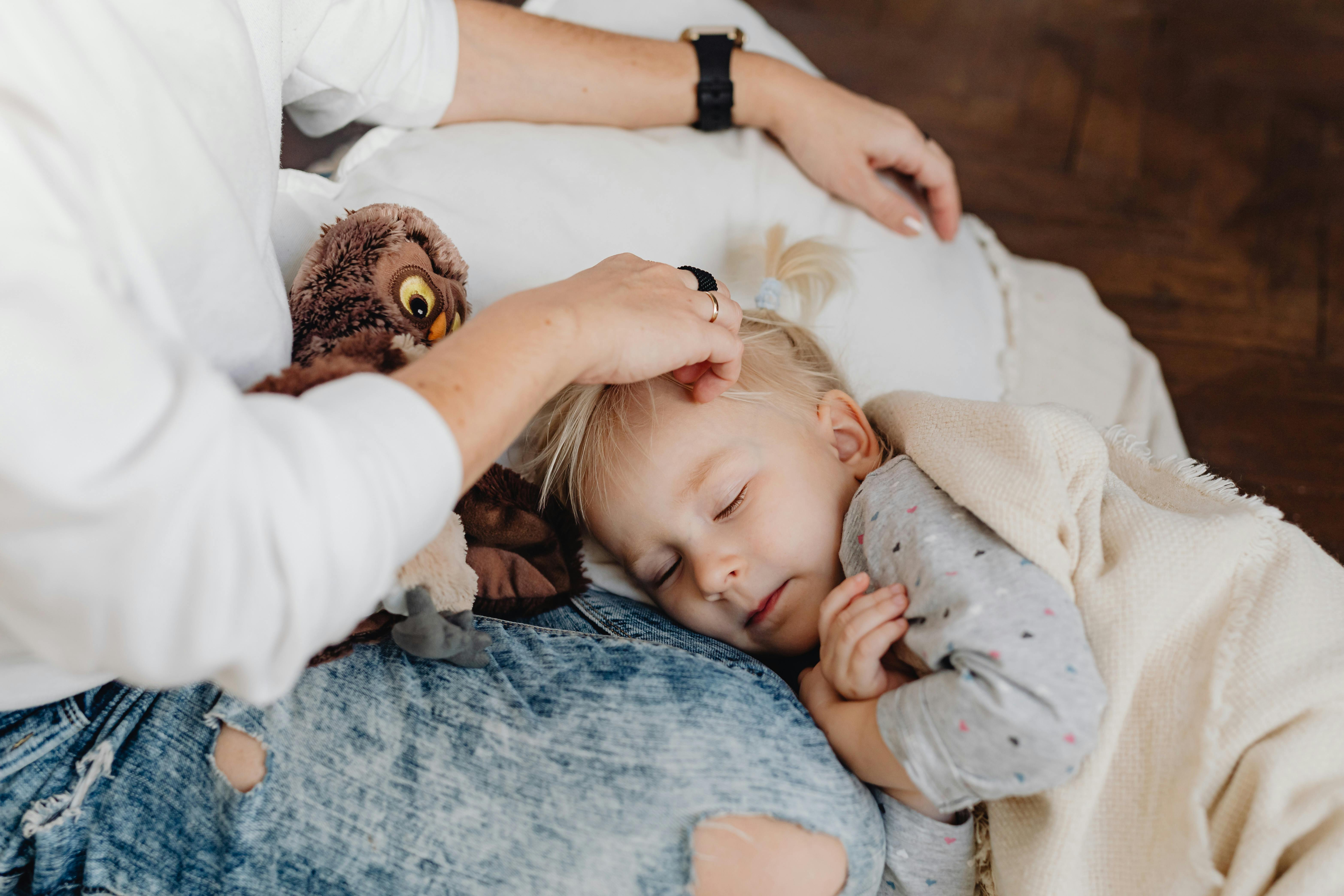A mother stroking her child's hair | Source: Pexels