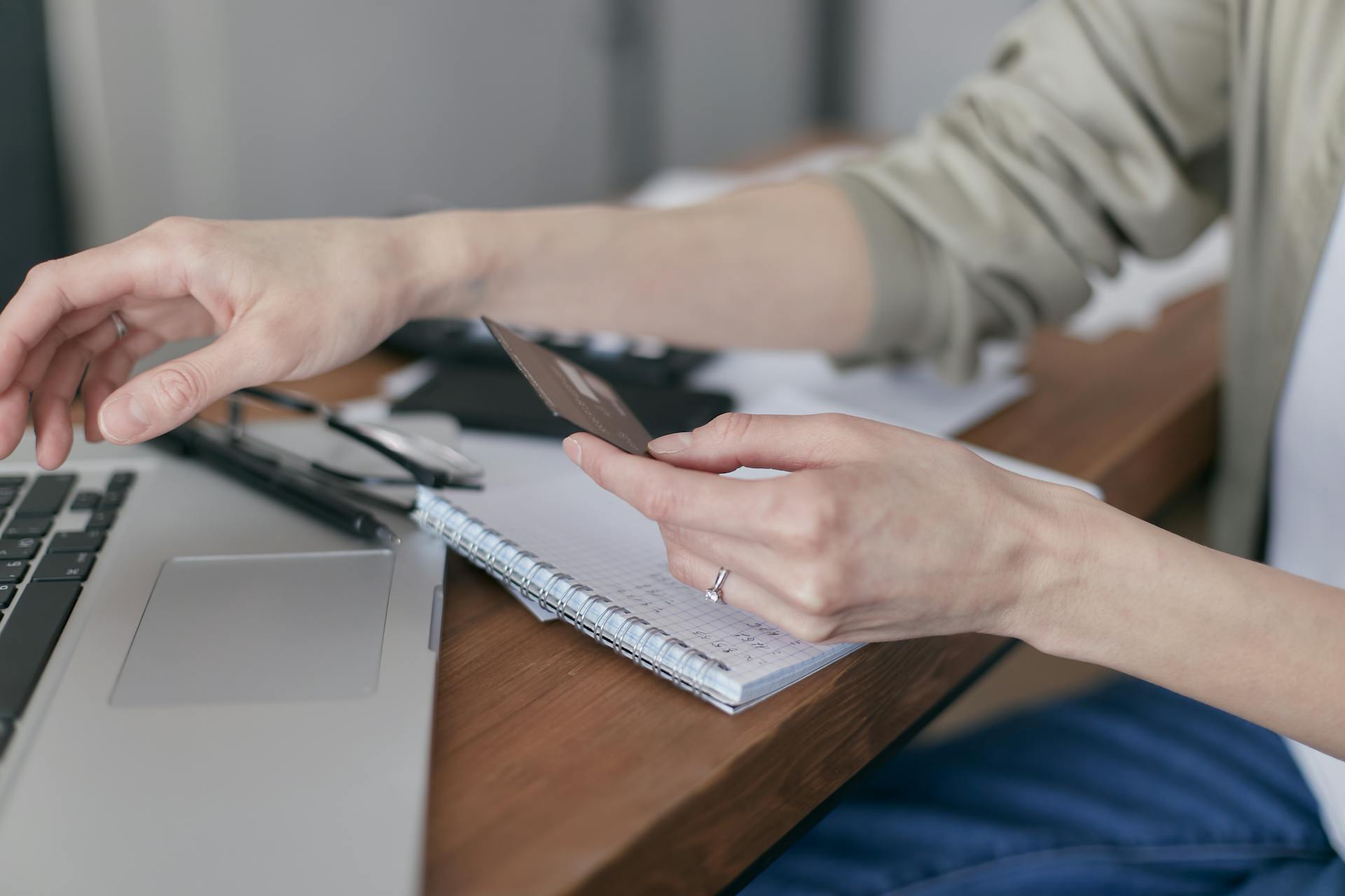 A woman holding a credit card | Source: Pexels