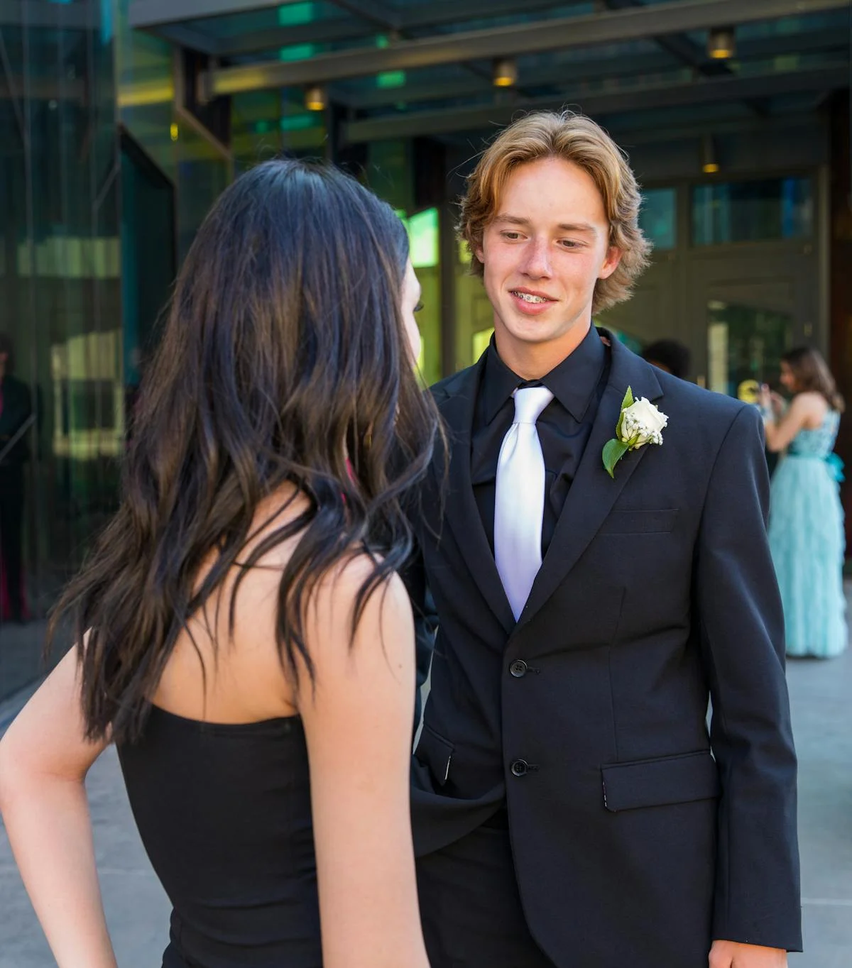 A couple on prom talking | Source: Pexels