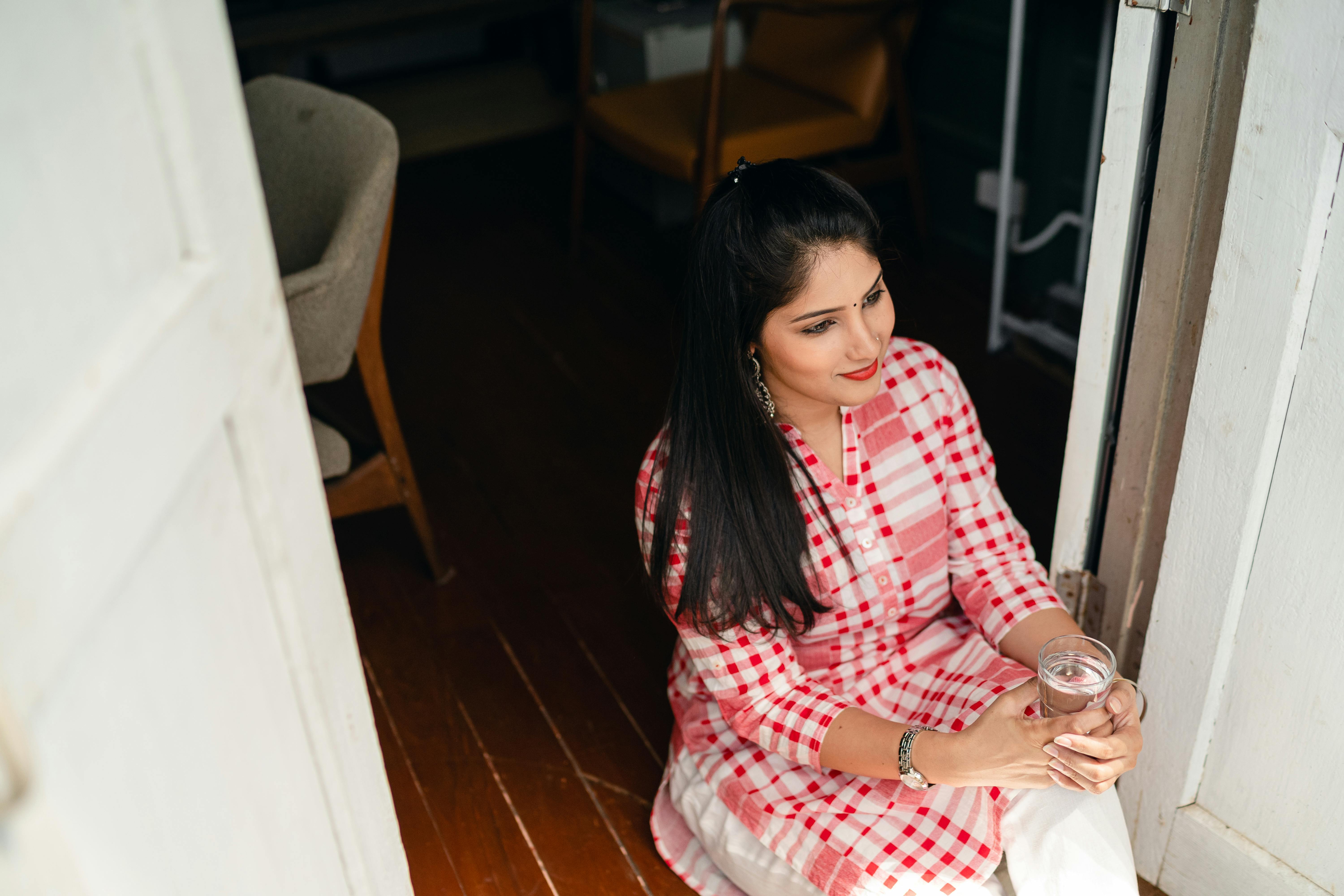 Happy woman looking outside | Source: Pexels