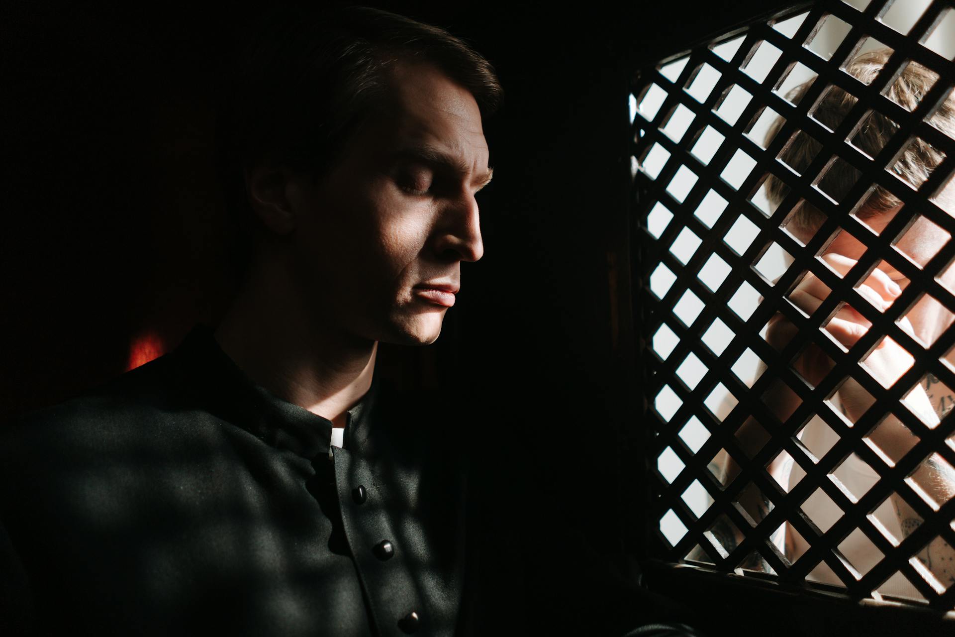 A priest listening to a confession | Source: Pexels