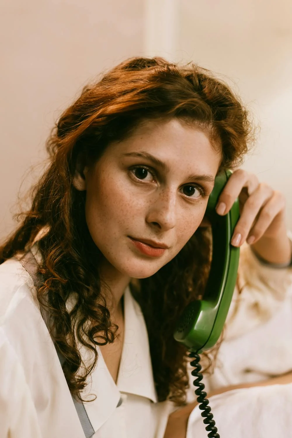 A woman talking on her phone | Source: Pexels