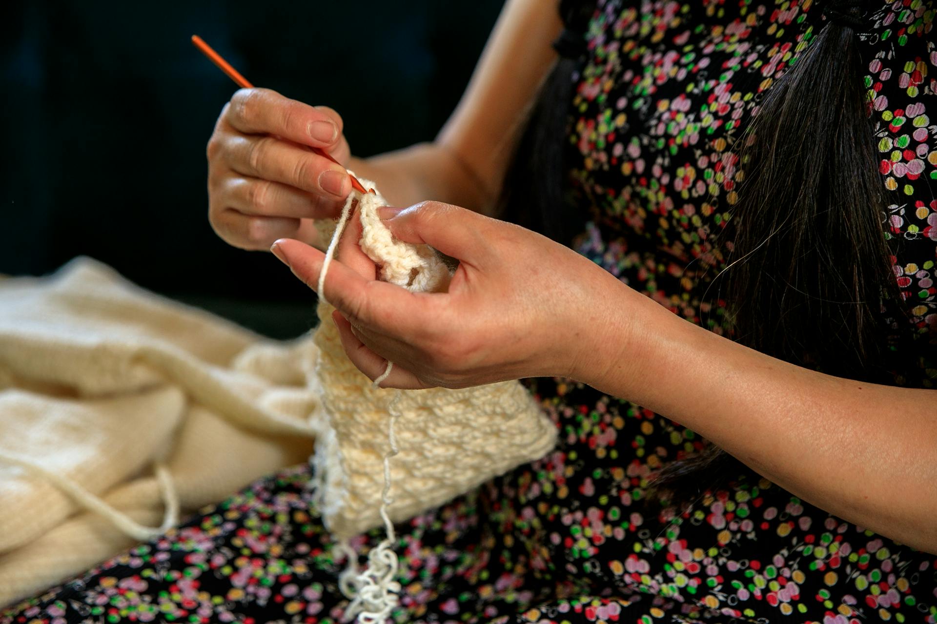 Close-up shot of a woman crocheting | Source: Pexels