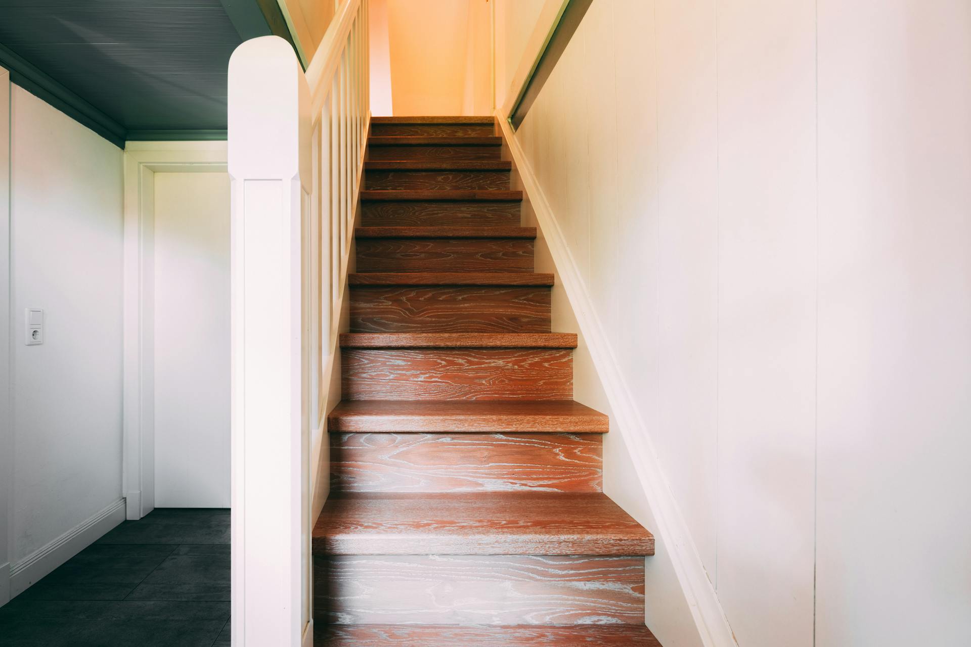 A staircase in a house | Source: Pexels