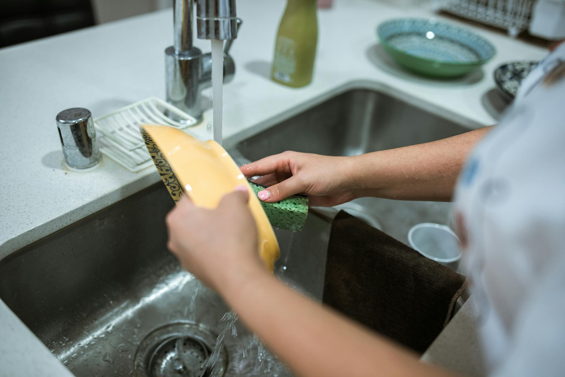 A woman washing dishes | Source: Pexels