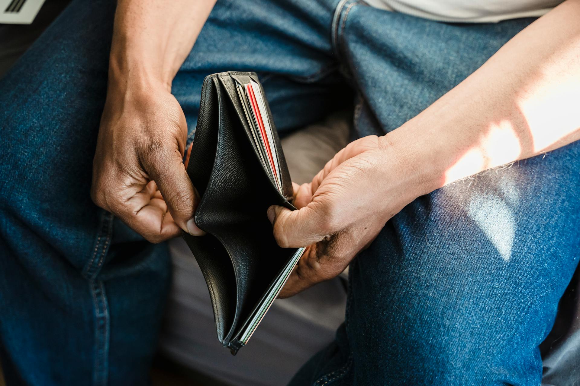 A man holding an empty wallet | Source: Pexels