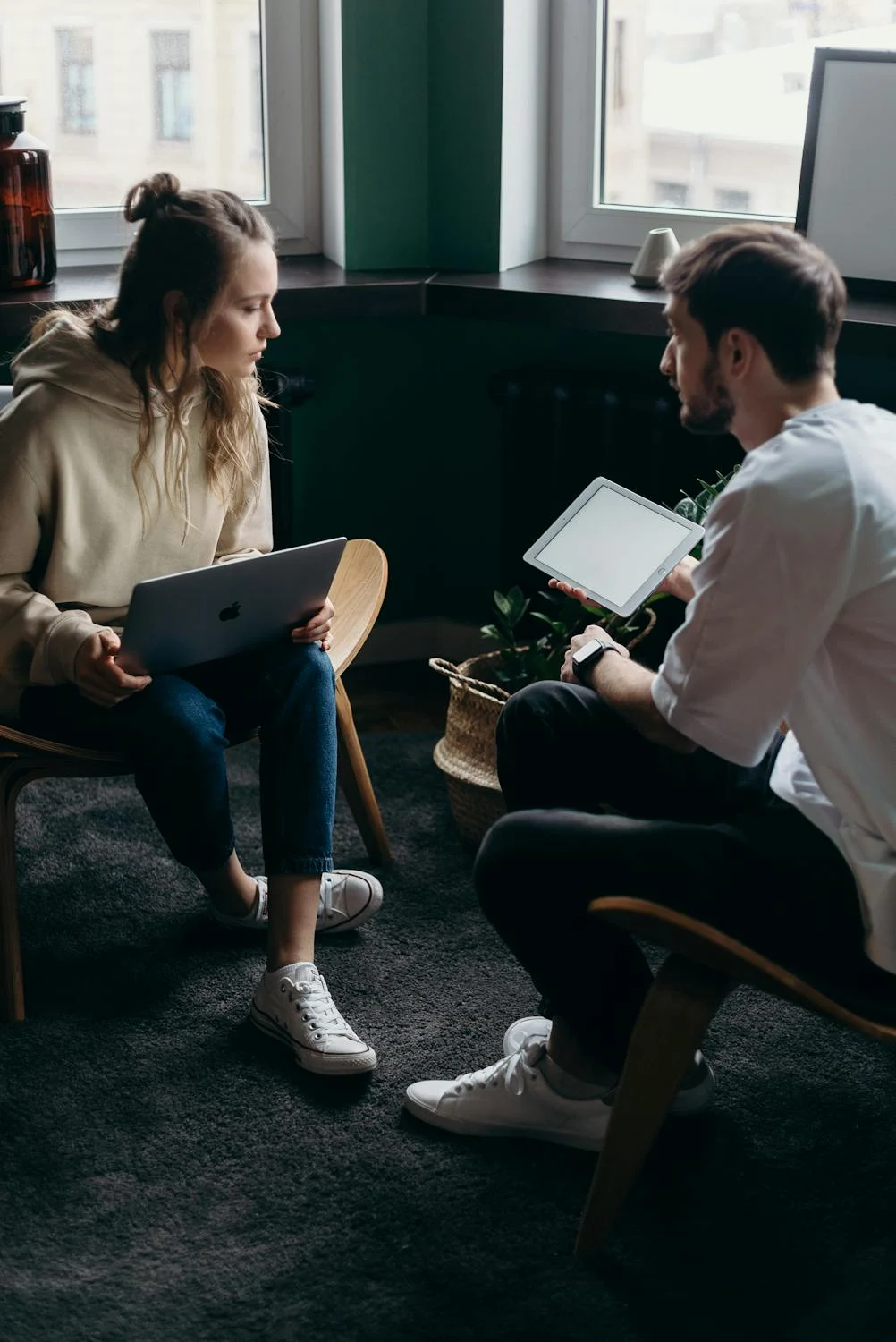 A couple talking while working | Source: Pexels