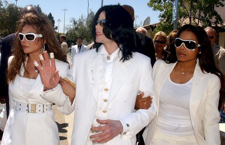 Michael Jackson with sisters LaToya Jackson (L) and Janet Jackson exit the Santa Maria courthouse for a break during the evidentiary hearing in the Michael Jackson child molestation case August 16, 2004, in Santa Maria, California | Photo by Ed Souza-Pool/Getty Images