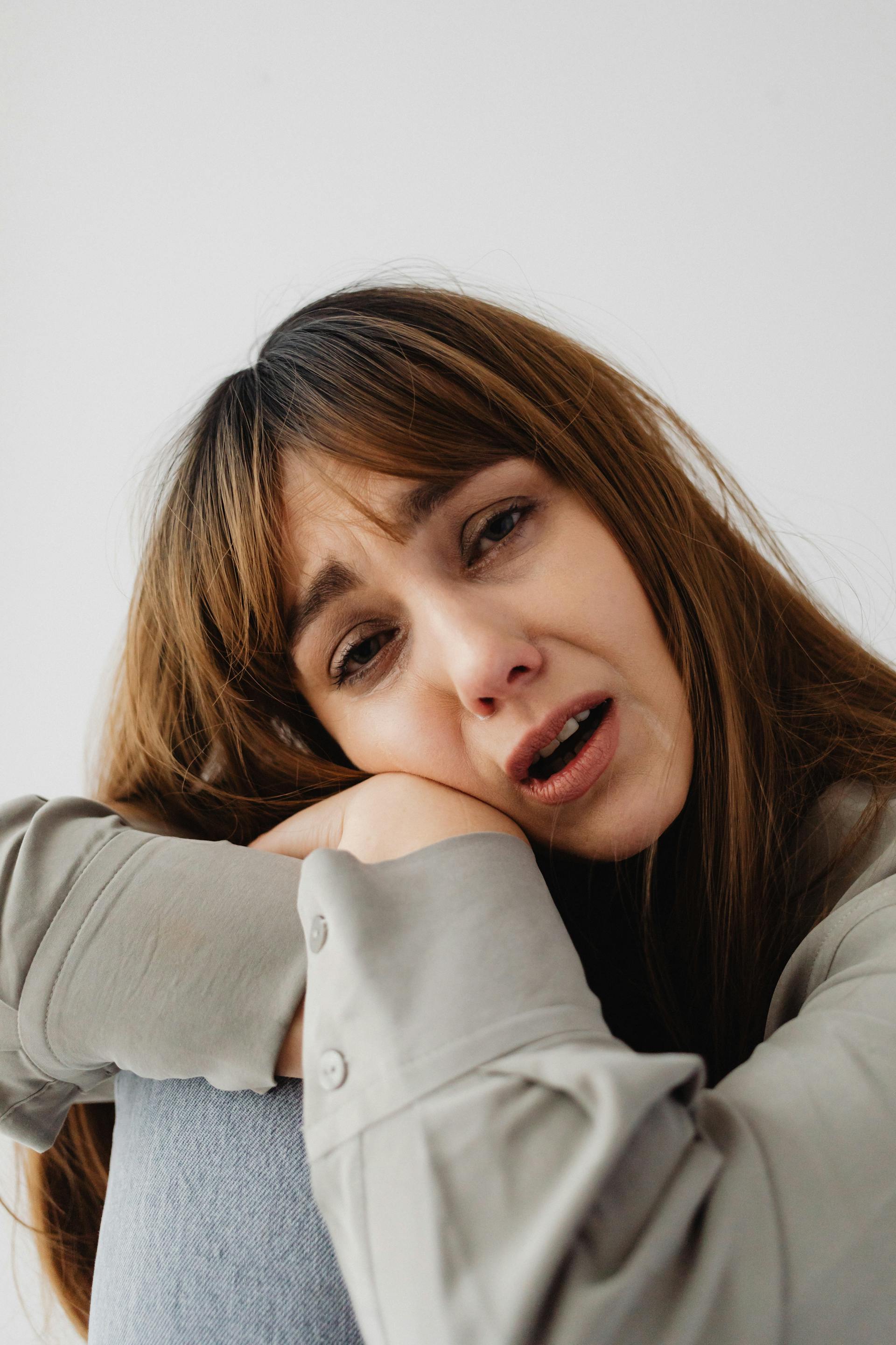 A distressed woman speaking to someone | Source: Pexels