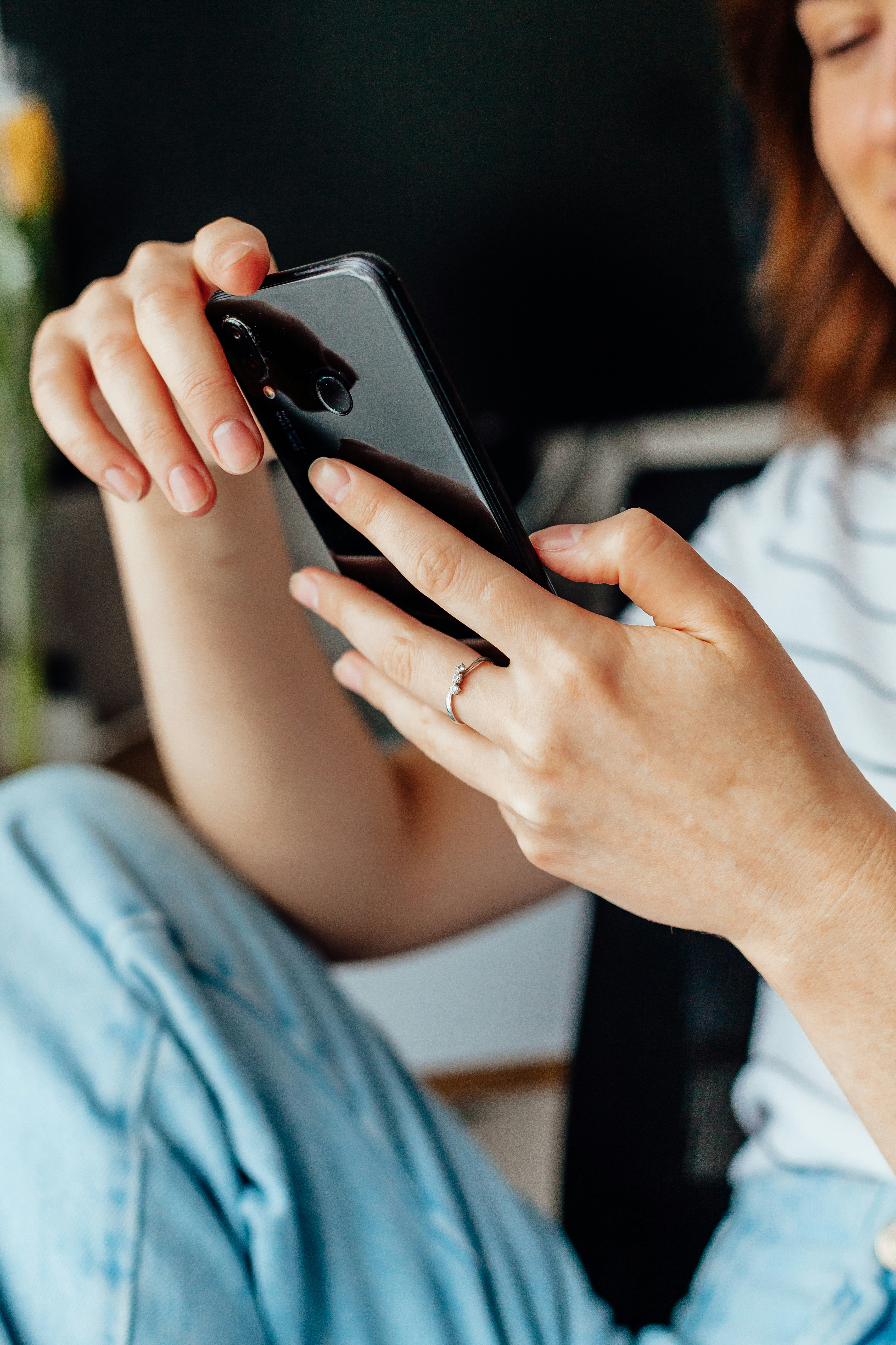 A woman using her phone | Source: Unsplash