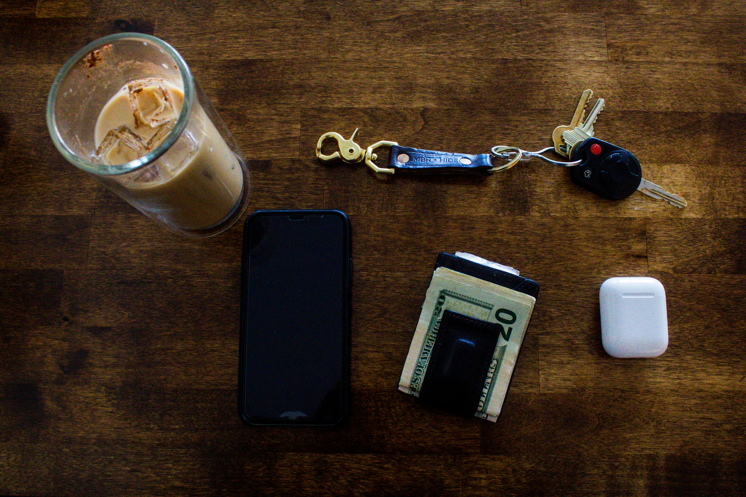 Car keys and other belongings scattered on a table | Source: Unsplash