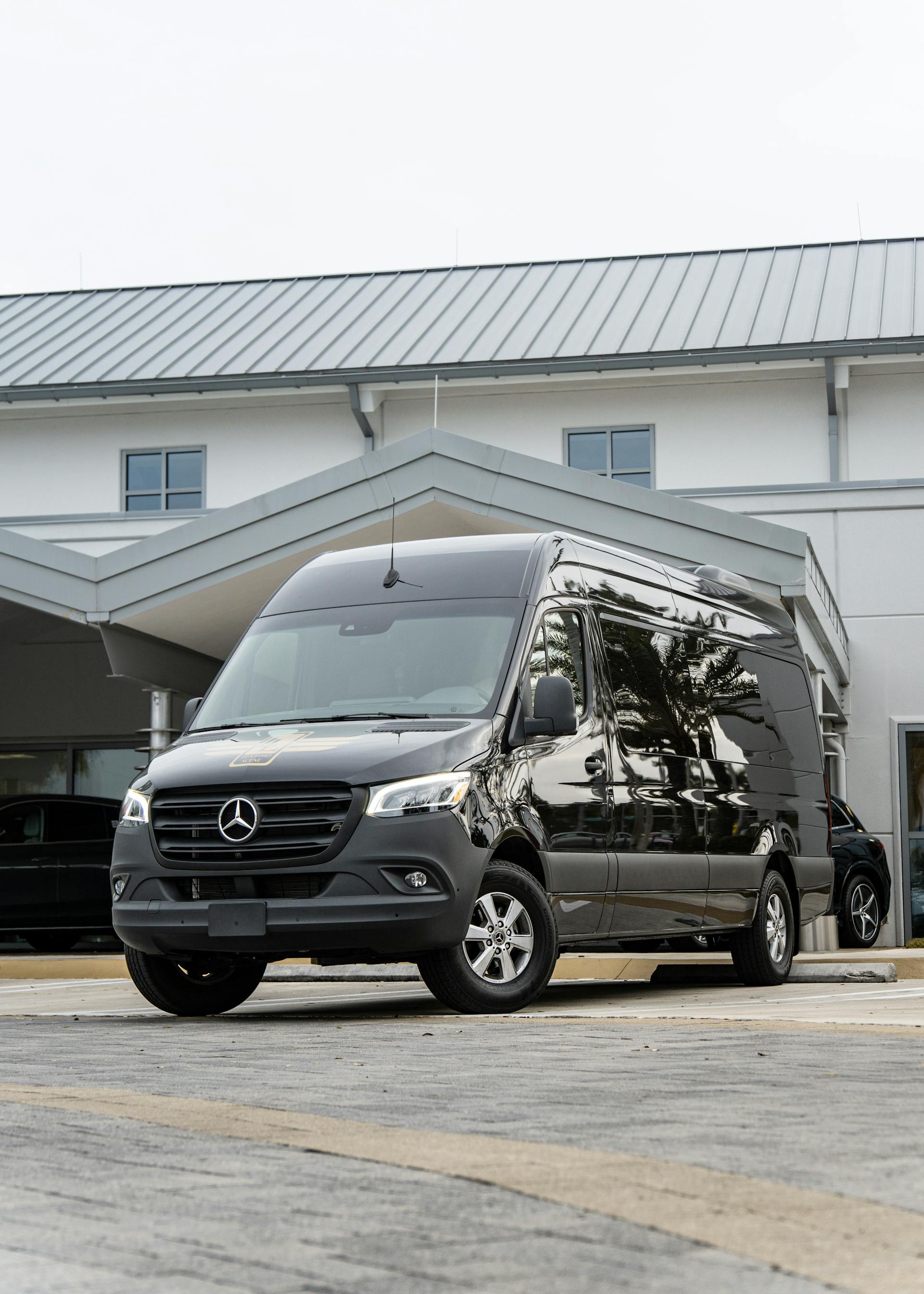 A black van outside a building | Source: Pexels