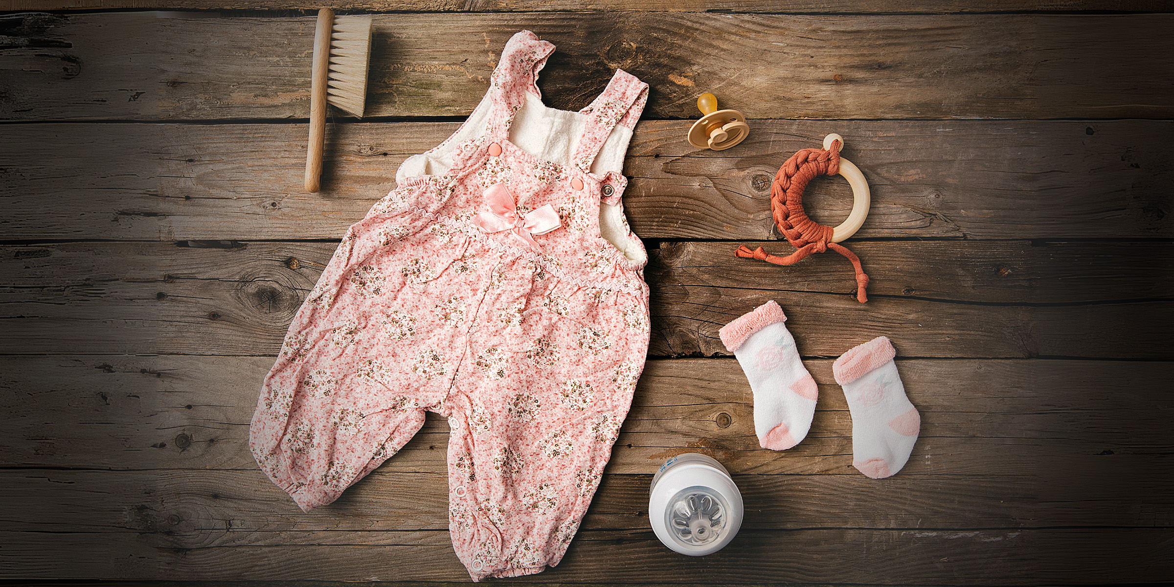 Baby items laid out | Source: Freepik