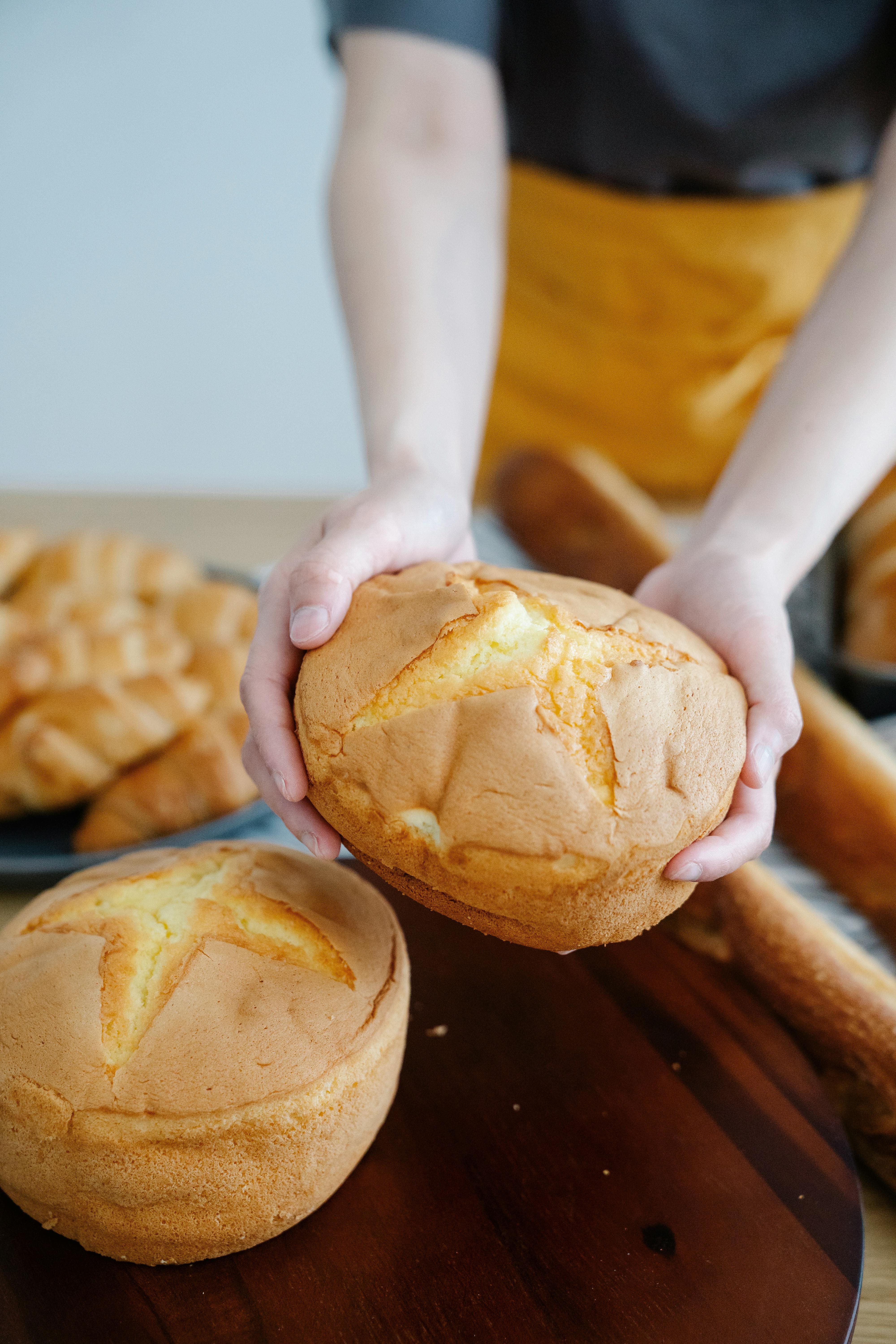 Woman holding a freshly baked bread | Source: Pexels